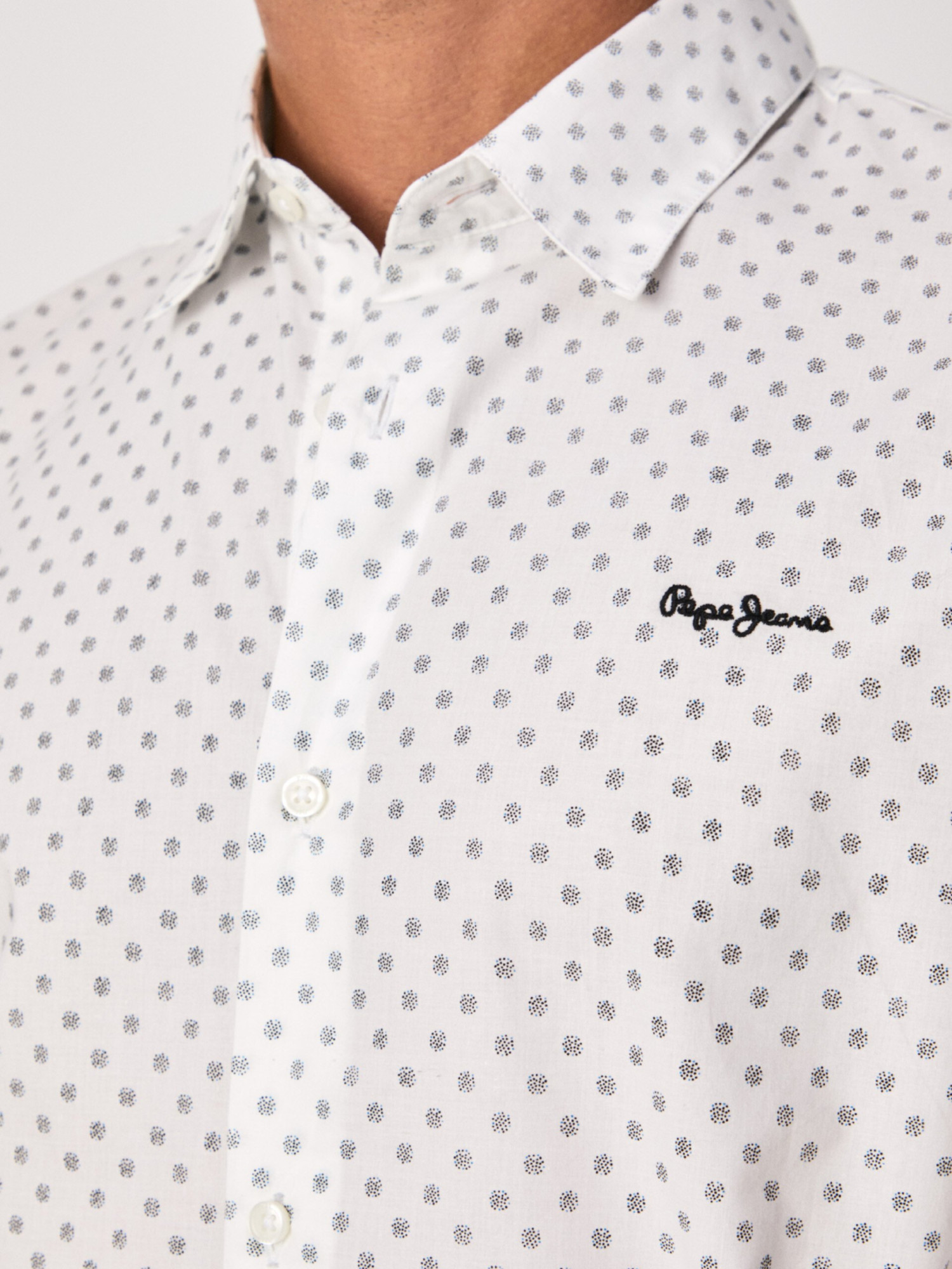 detail Pepe Jeans pánska biela bodkovaná košeľa
