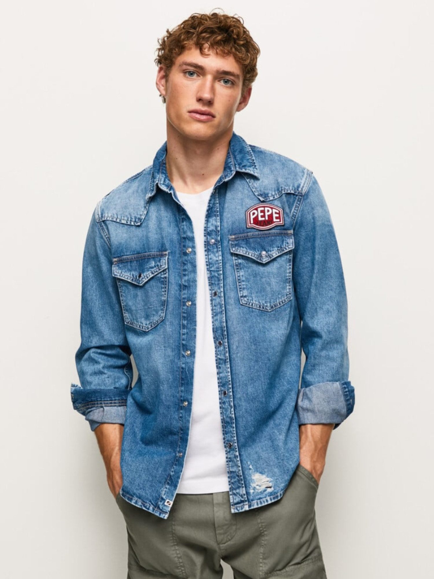 detail Pepe Jeans pánska modrá džínsová košeľa