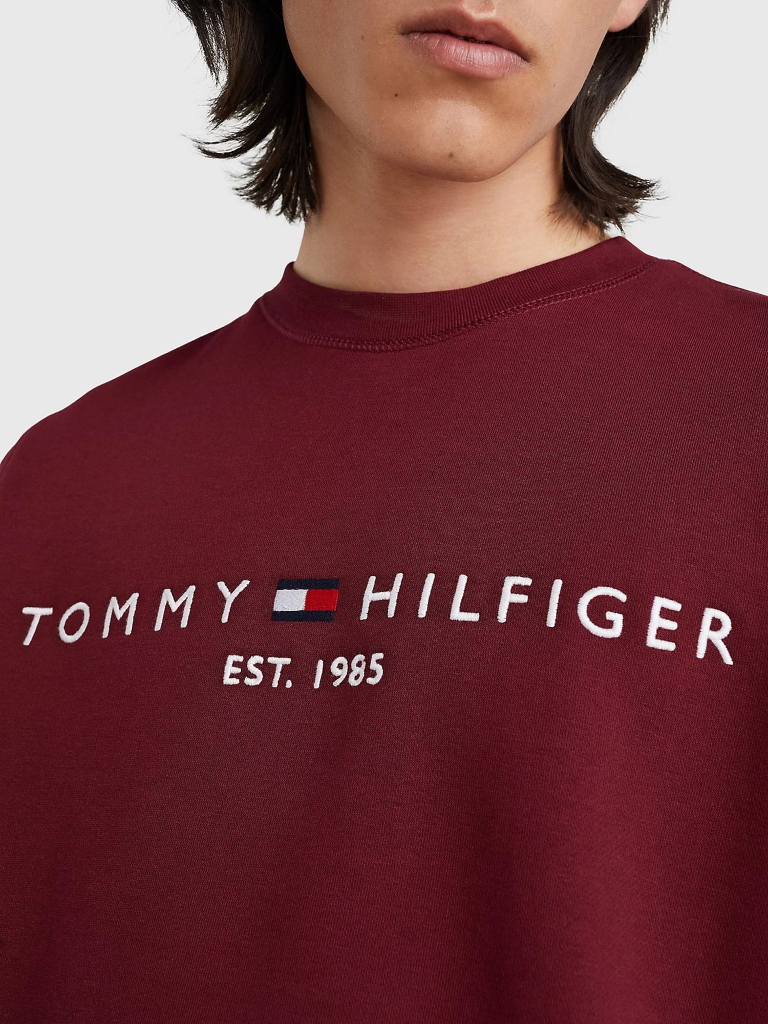 detail Tommy Hilfiger pánska vínová mikina Logo