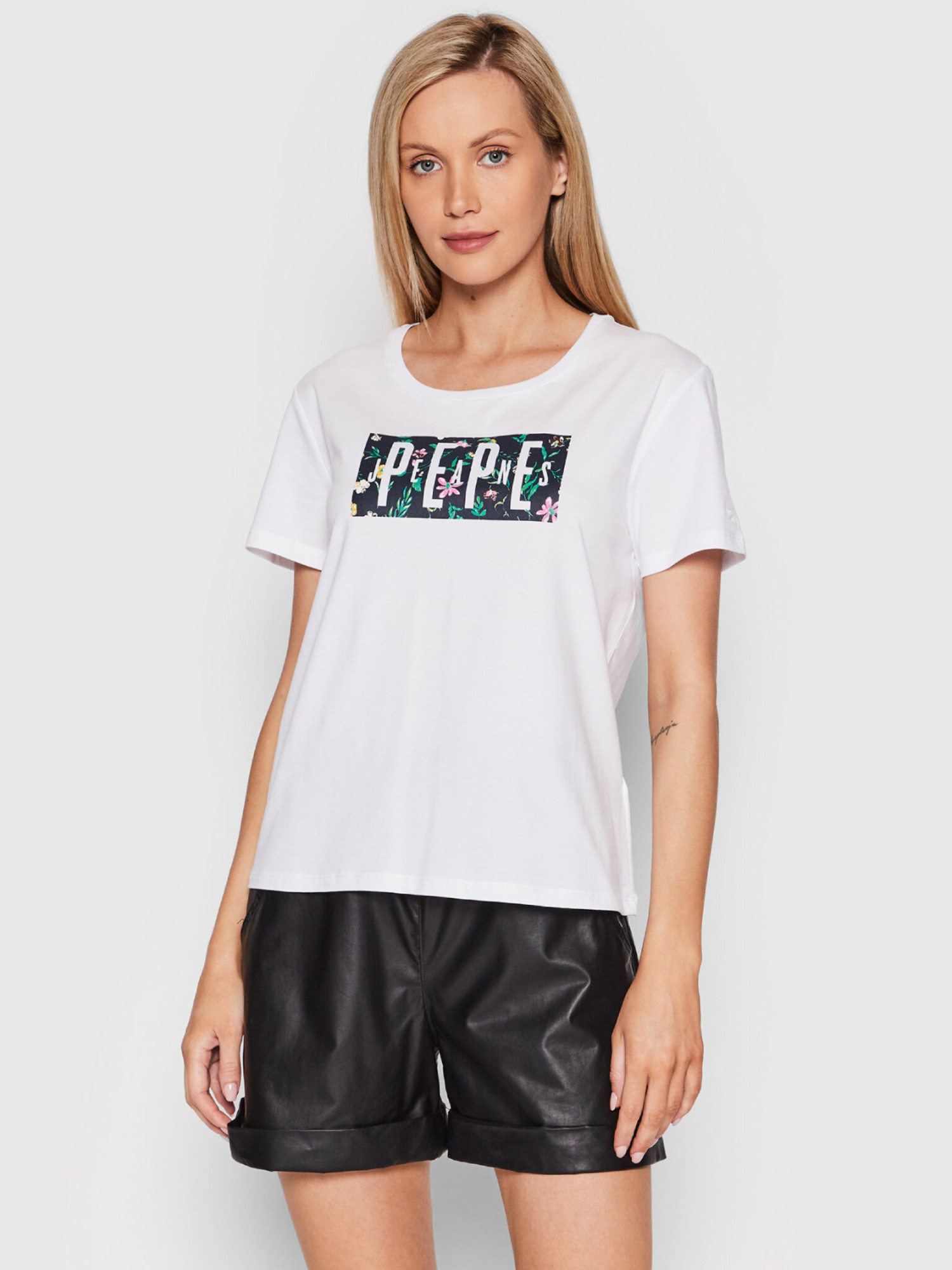 detail Pepe Jeans dámske biele tričko Patsy