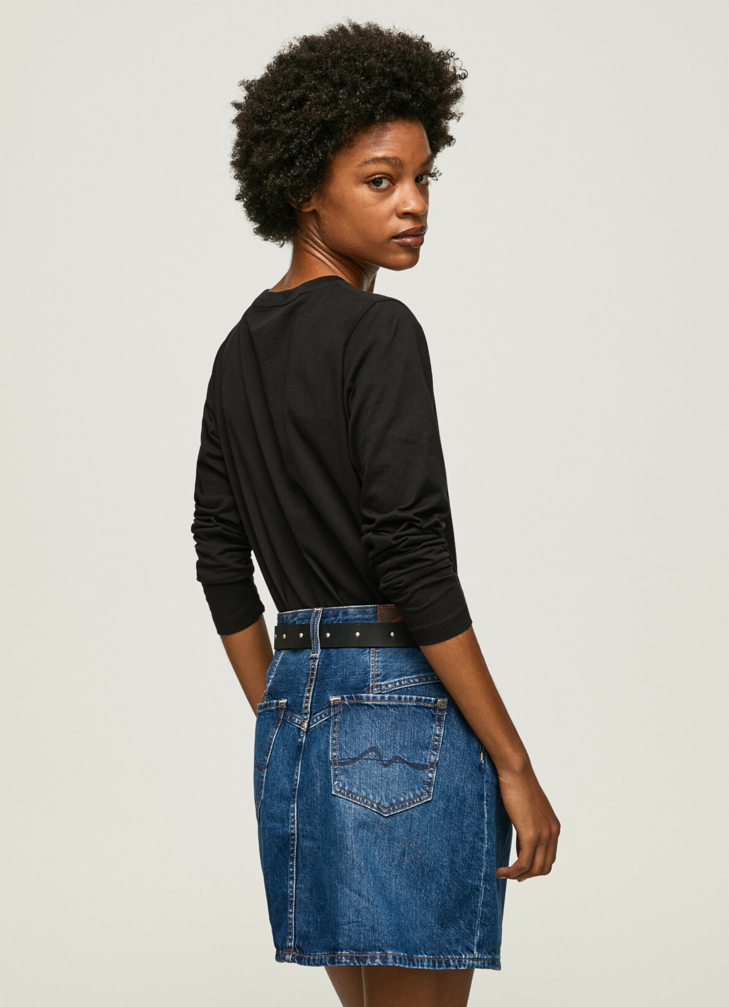 detail Pepe Jeans dámske čierne tričko s potlačou LUNA