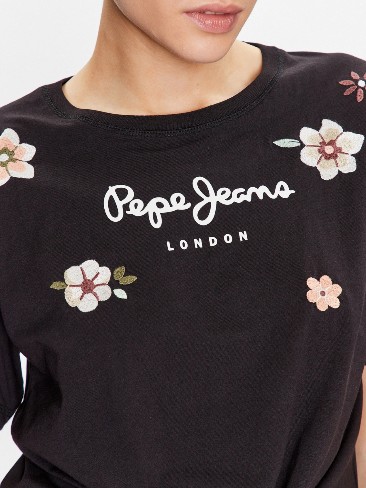 detail Pepe Jeans dámske čierne tričko