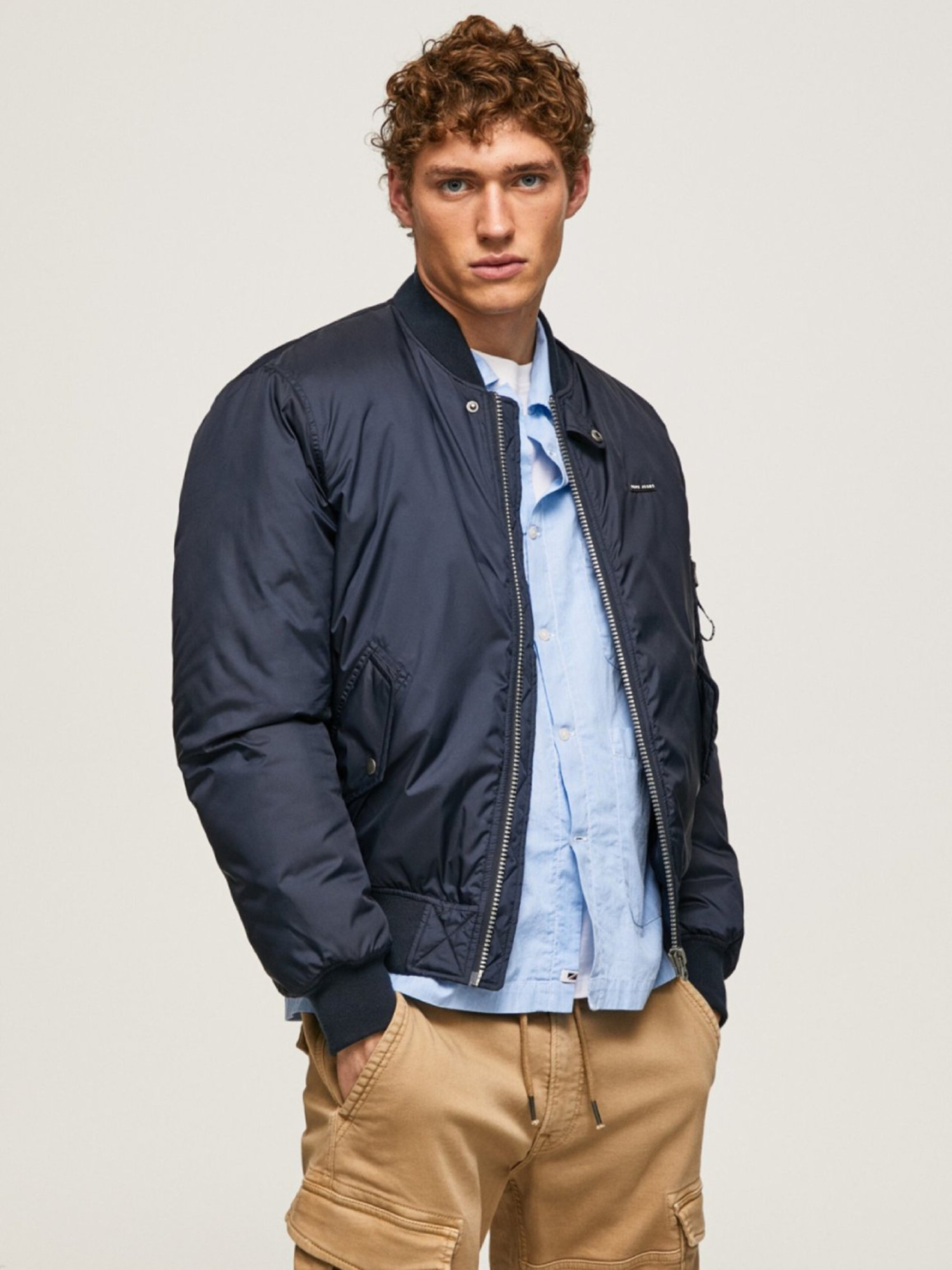 detail Pepe Jeans pánska tmavomodrá bunda