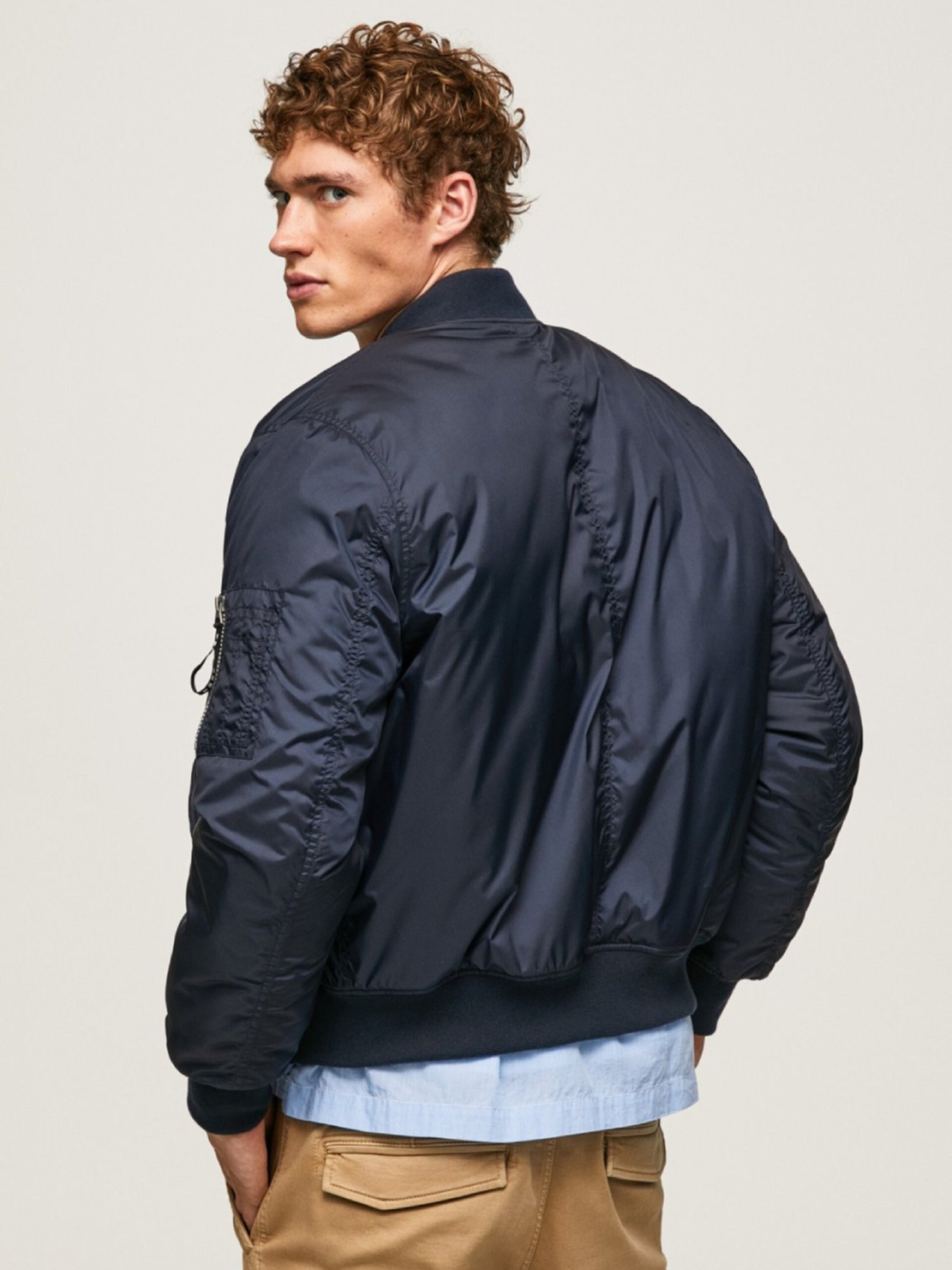 detail Pepe Jeans pánska tmavomodrá bunda