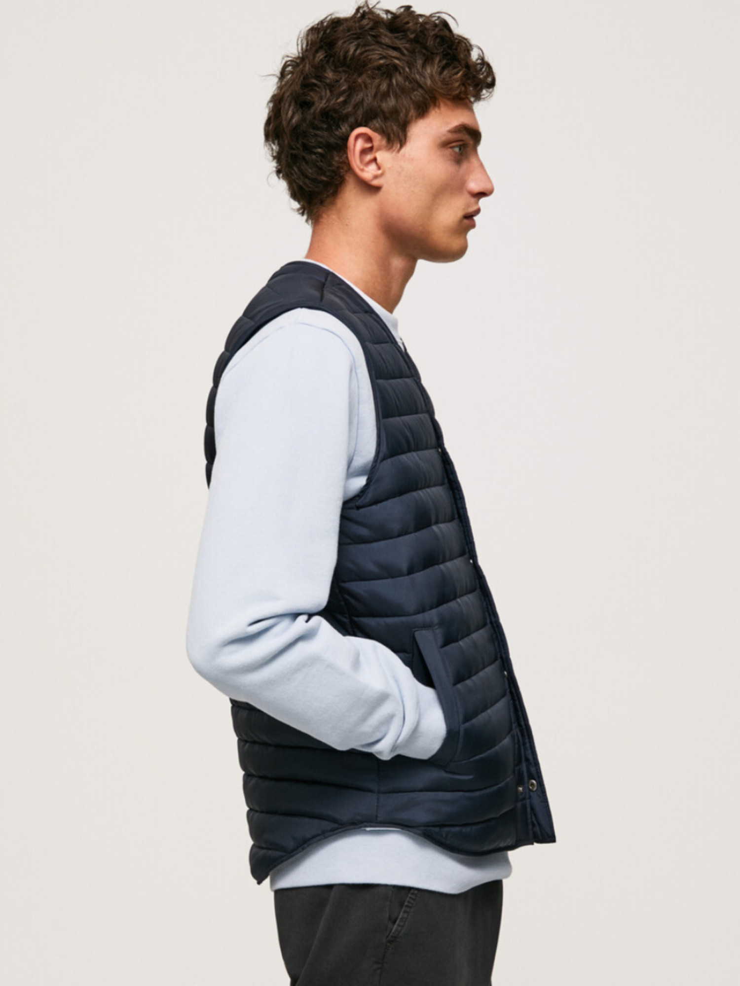 detail Pepe Jeans pánska tmavo modrá vesta