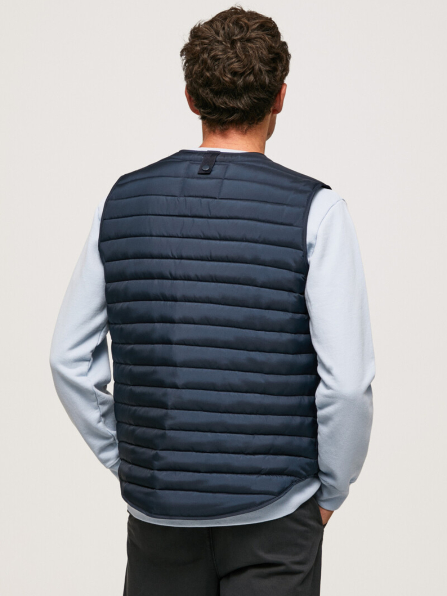 detail Pepe Jeans pánska tmavo modrá vesta