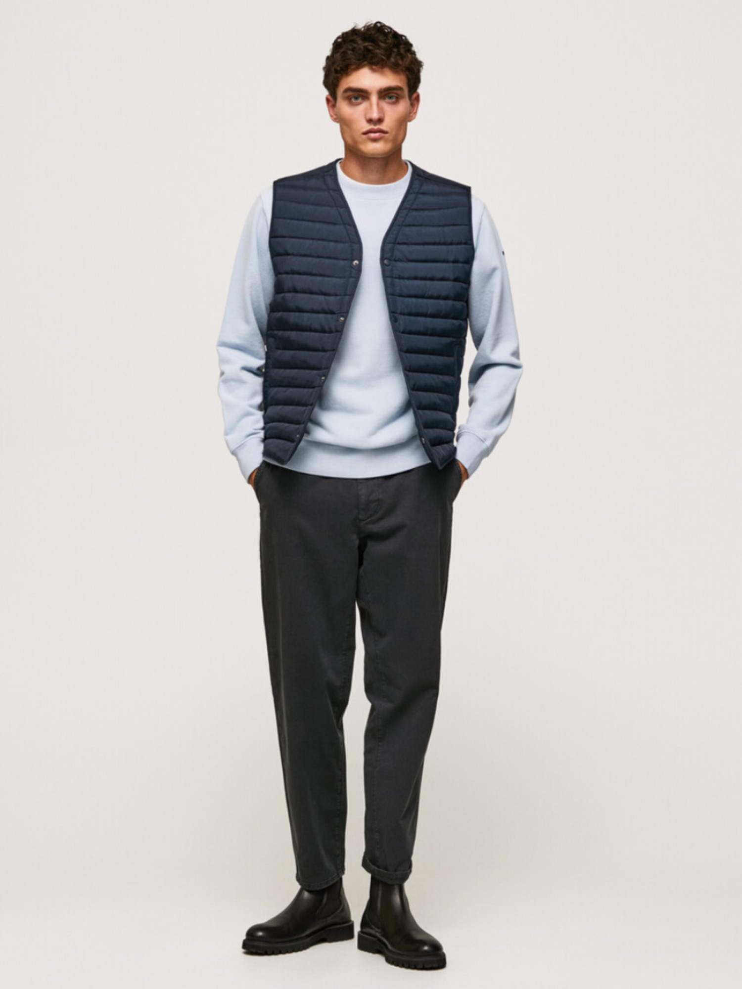 detail Pepe Jeans pánska tmavo modrá vesta