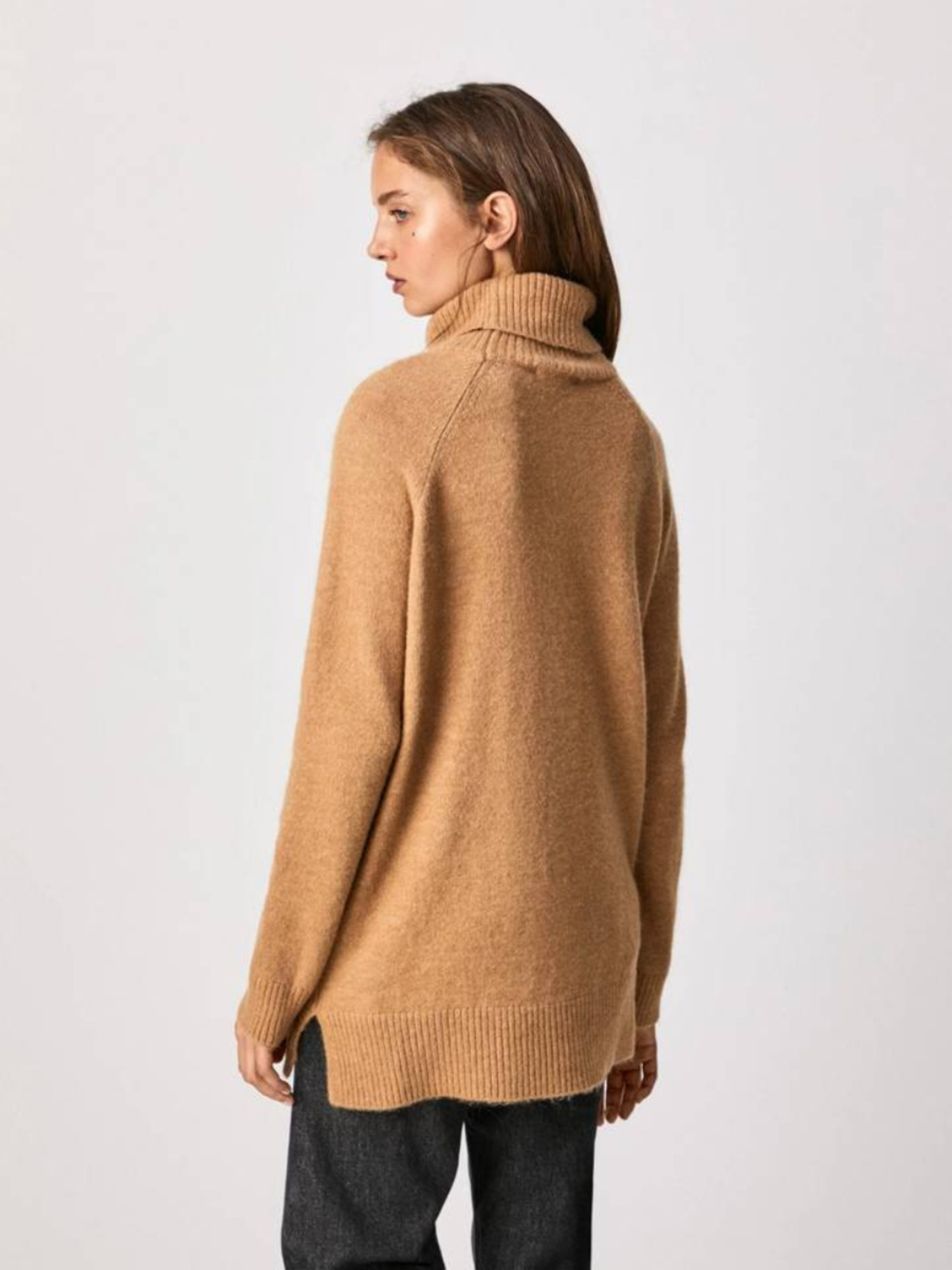 detail Pepe Jeans dámsky béžový sveter