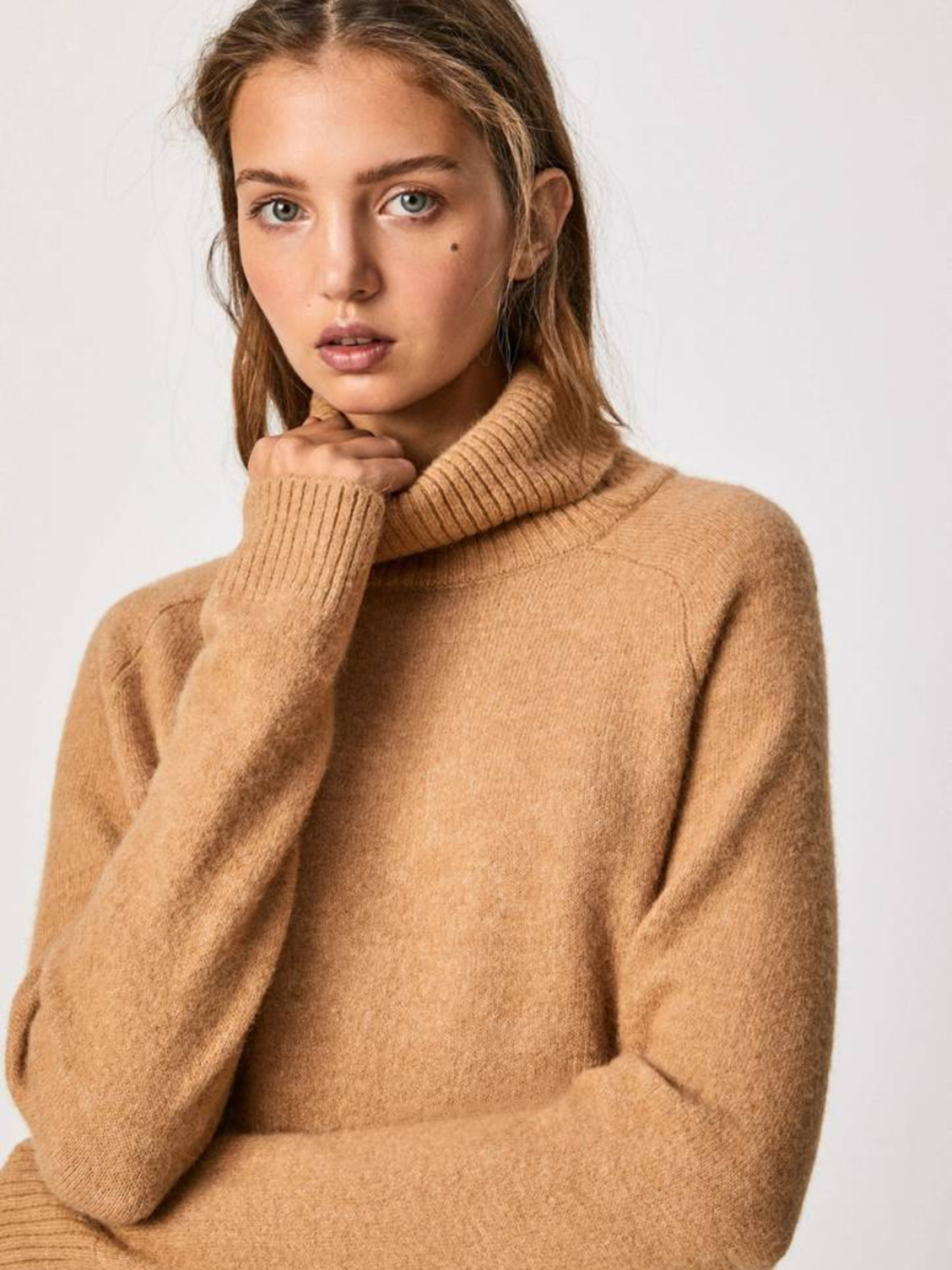 detail Pepe Jeans dámsky béžový sveter