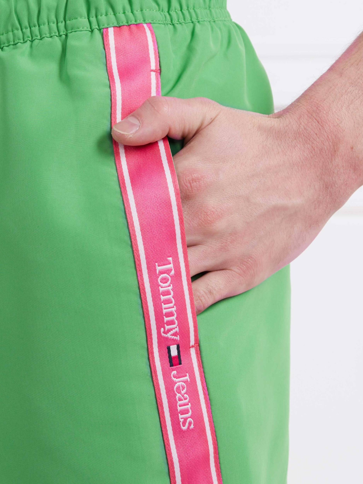 detail Tommy Jeans pánske zelené plavky