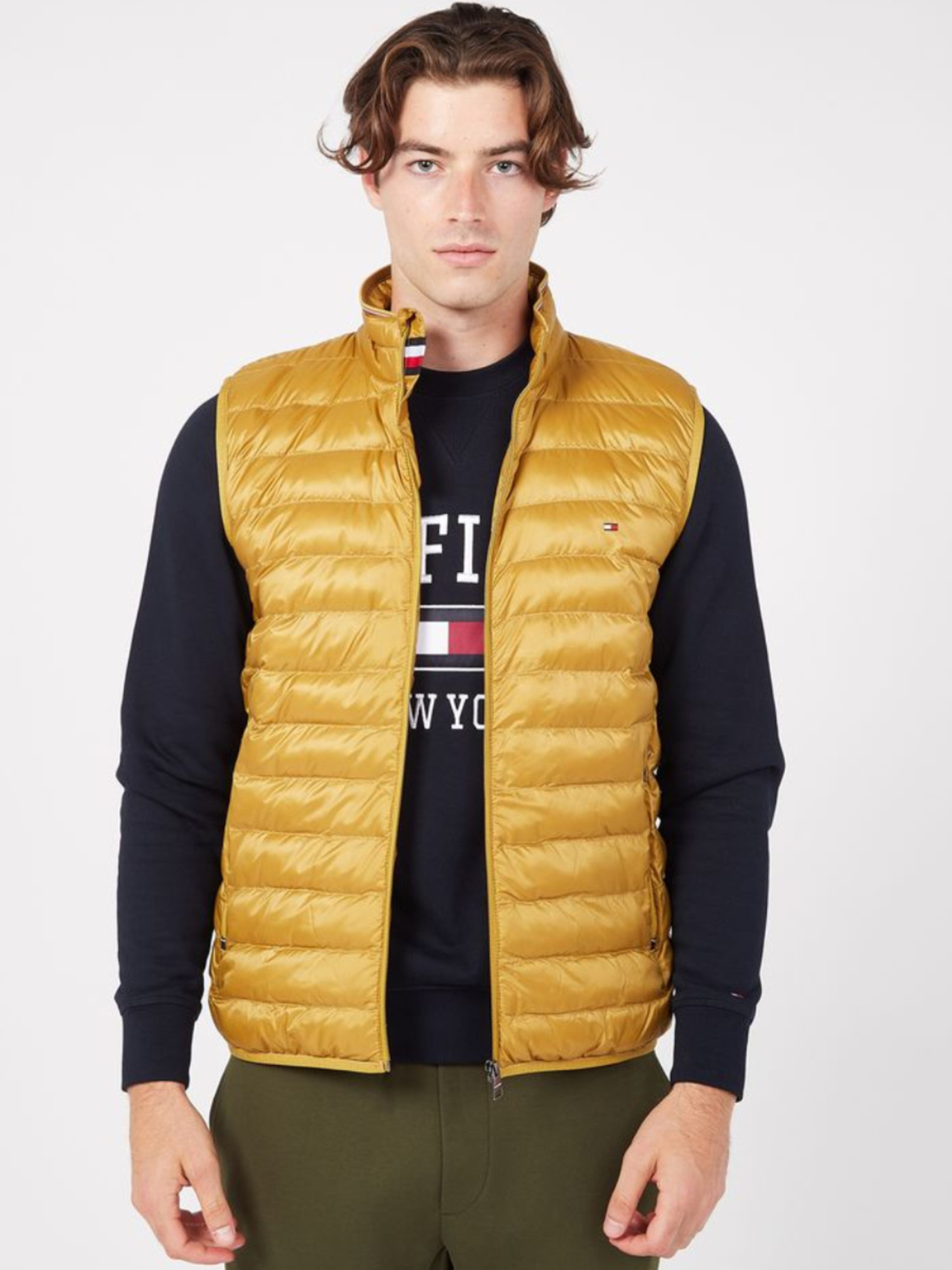detail Tommy Hilfiger pánska okrová vesta
