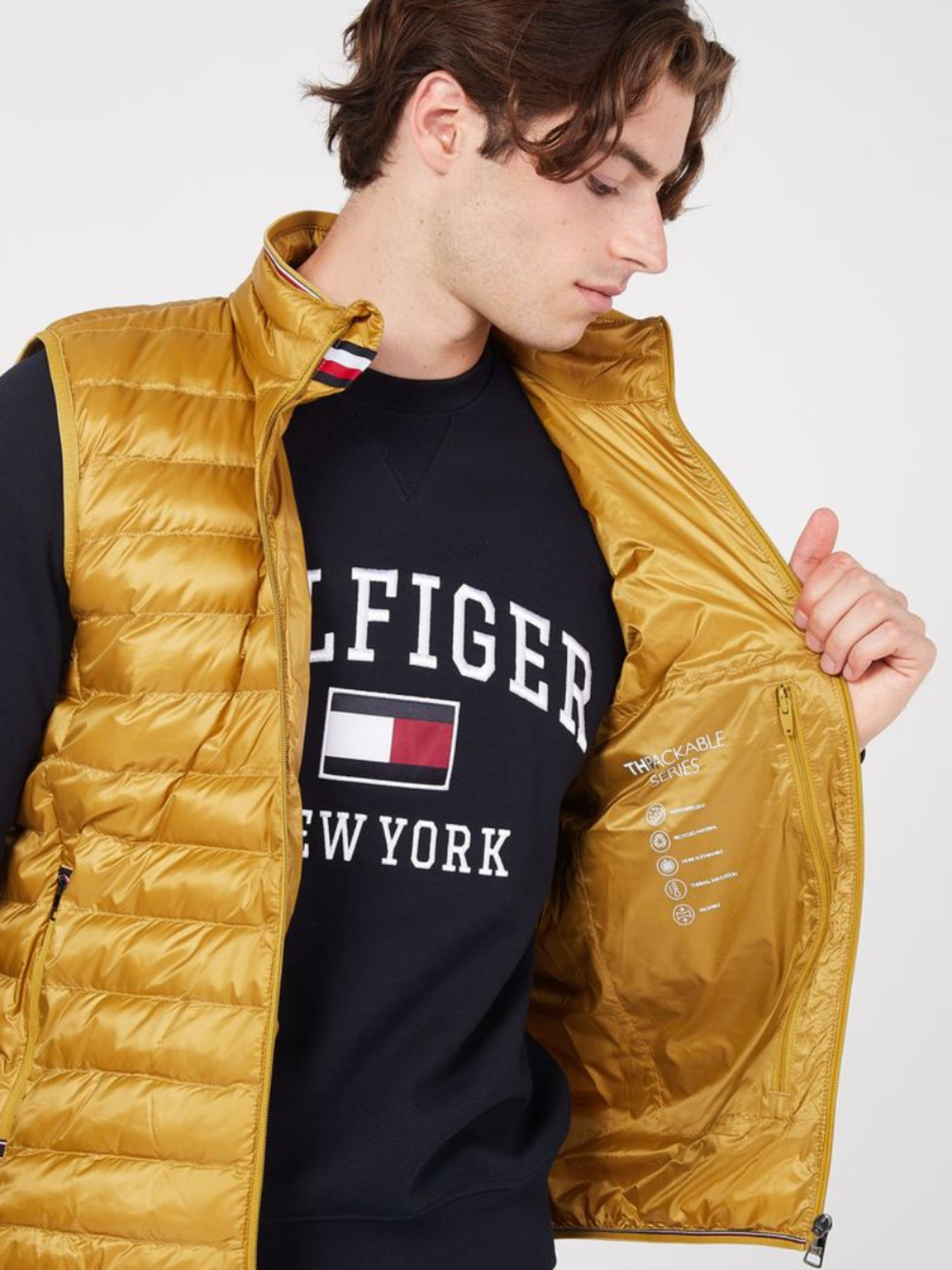 detail Tommy Hilfiger pánska okrová vesta