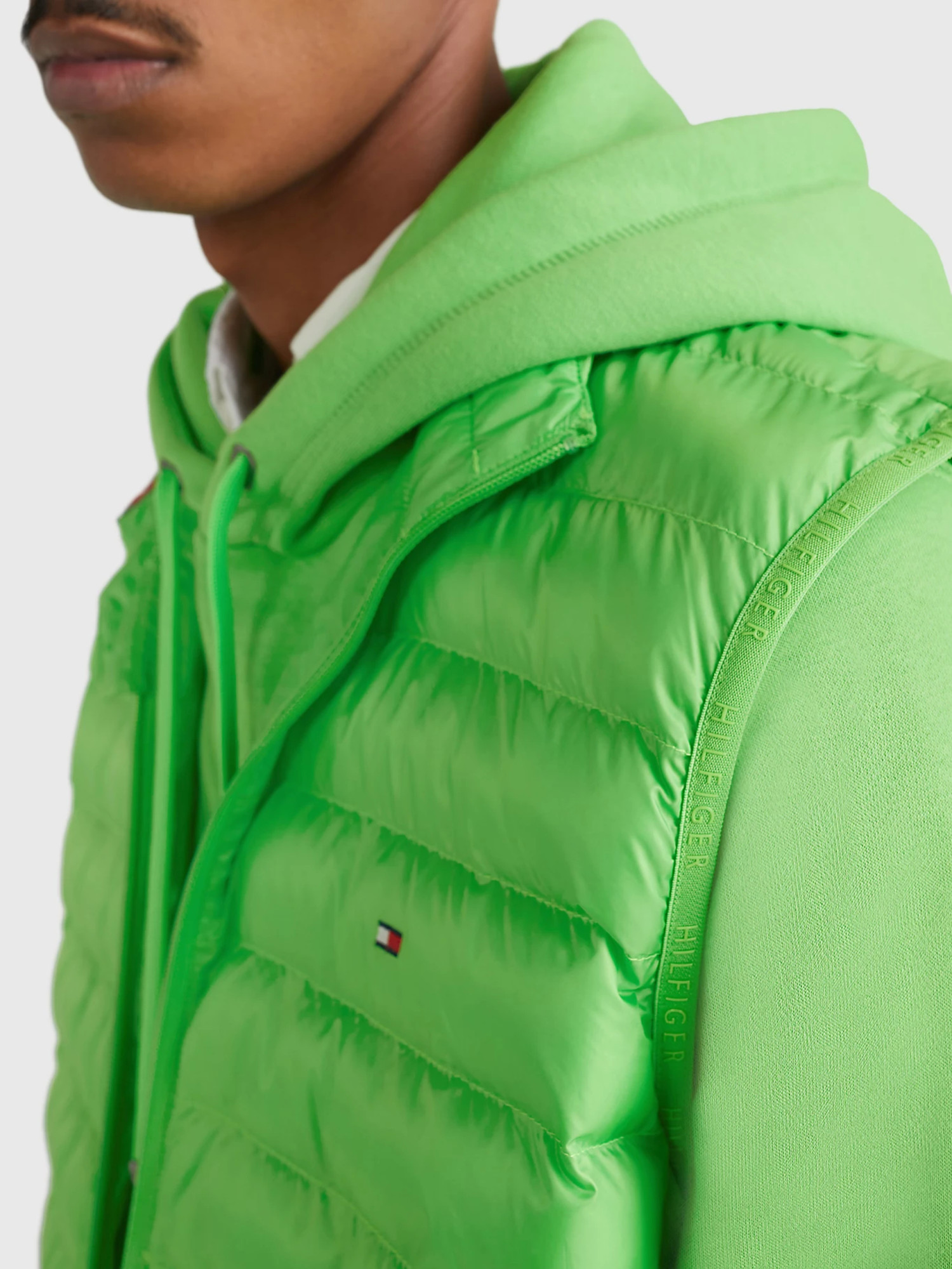 detail Tommy Hilfiger pánska zelená vesta