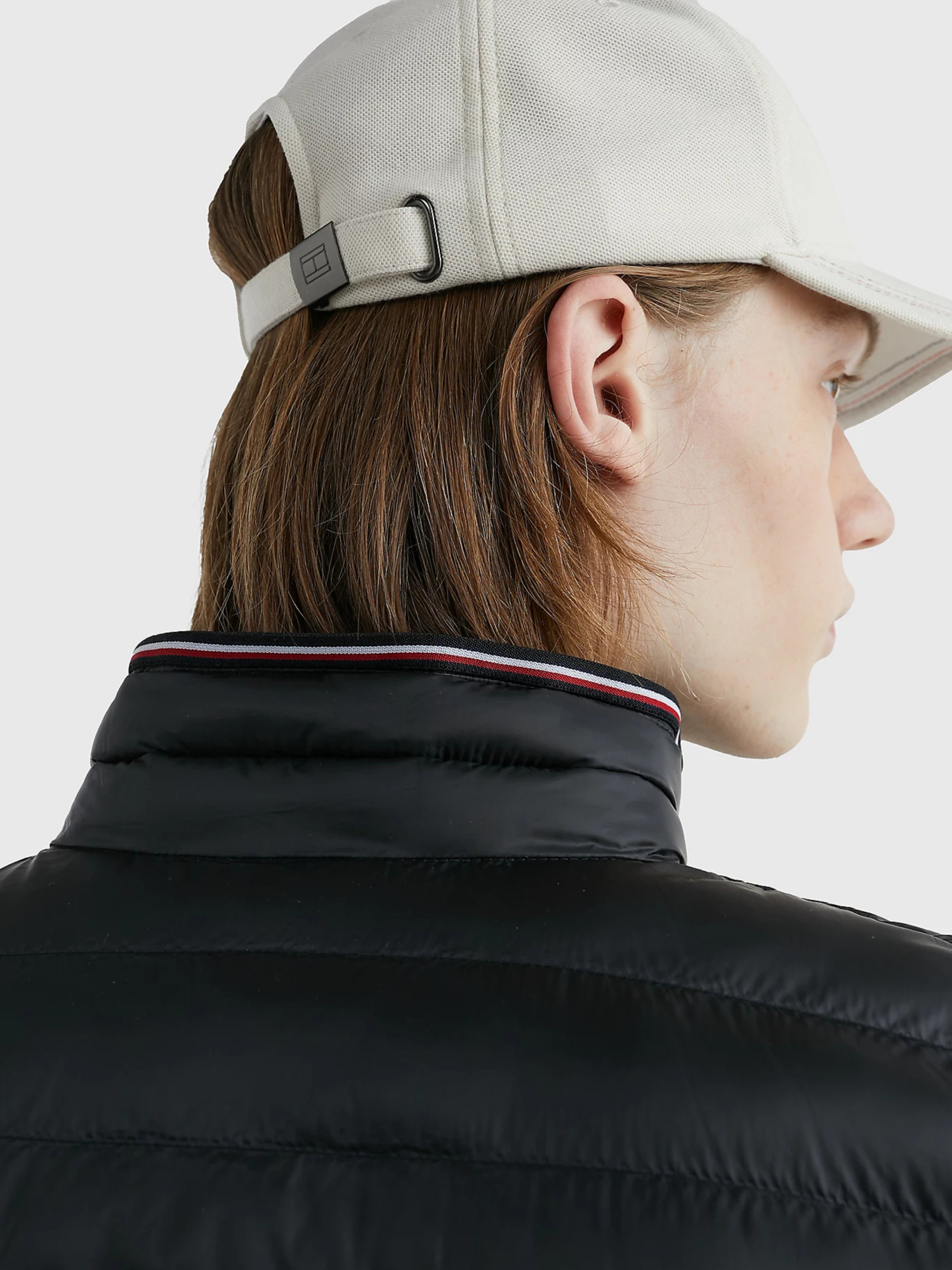 detail Tommy Hilfiger pánska čierna bunda Packable