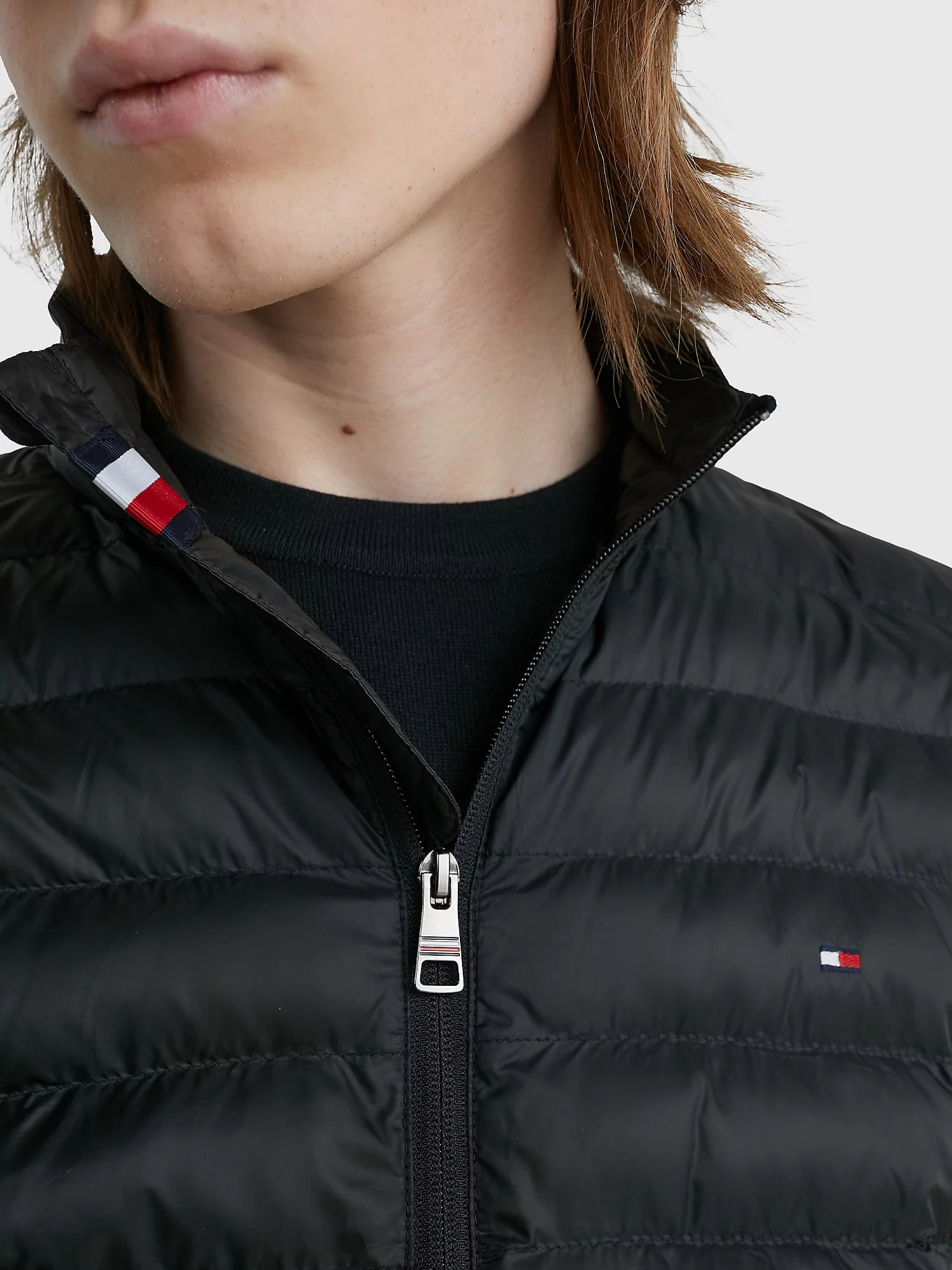 detail Tommy Hilfiger pánska čierna bunda Packable