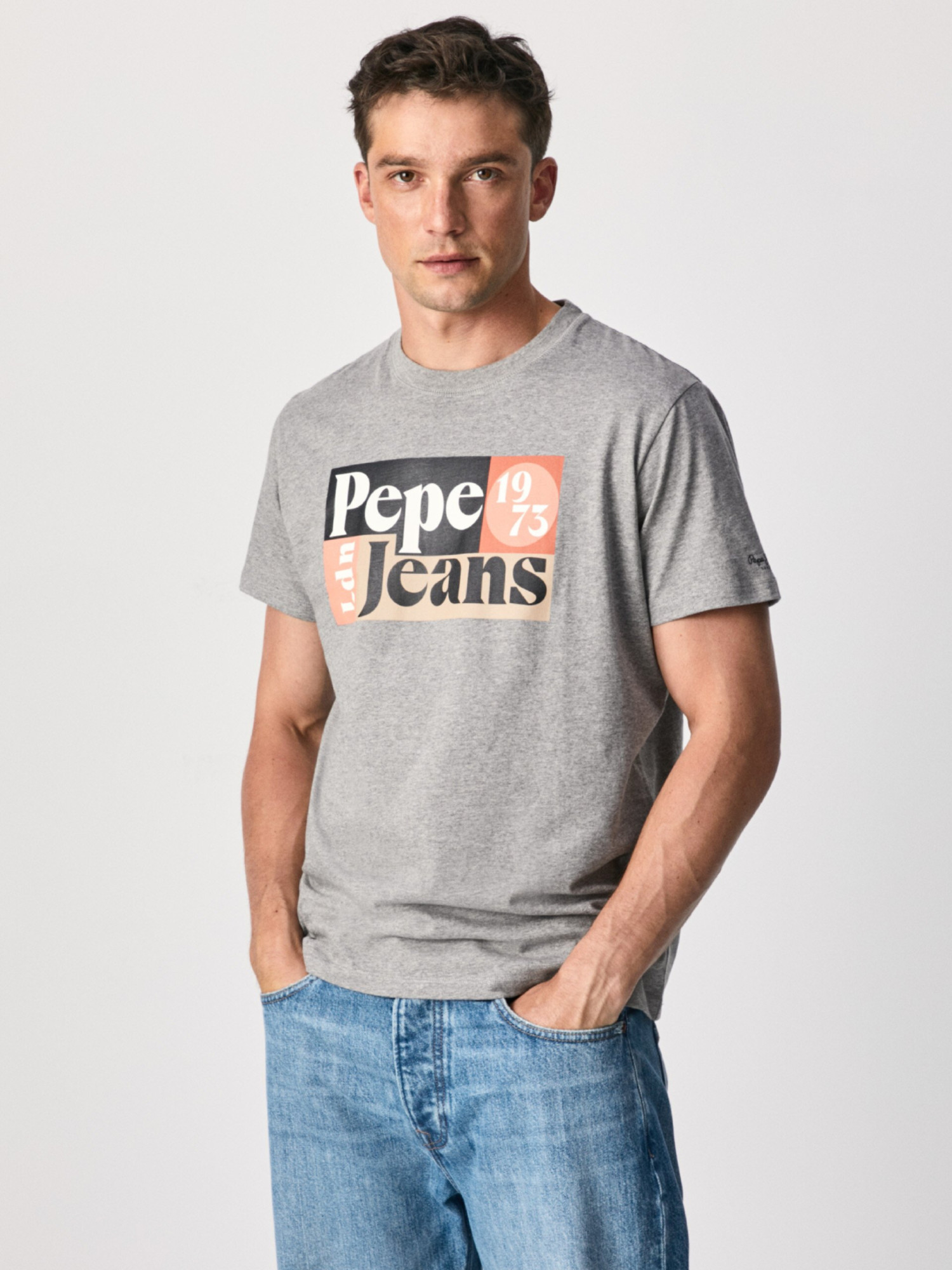 detail Pepe Jeans pánske šedé tričko Wells