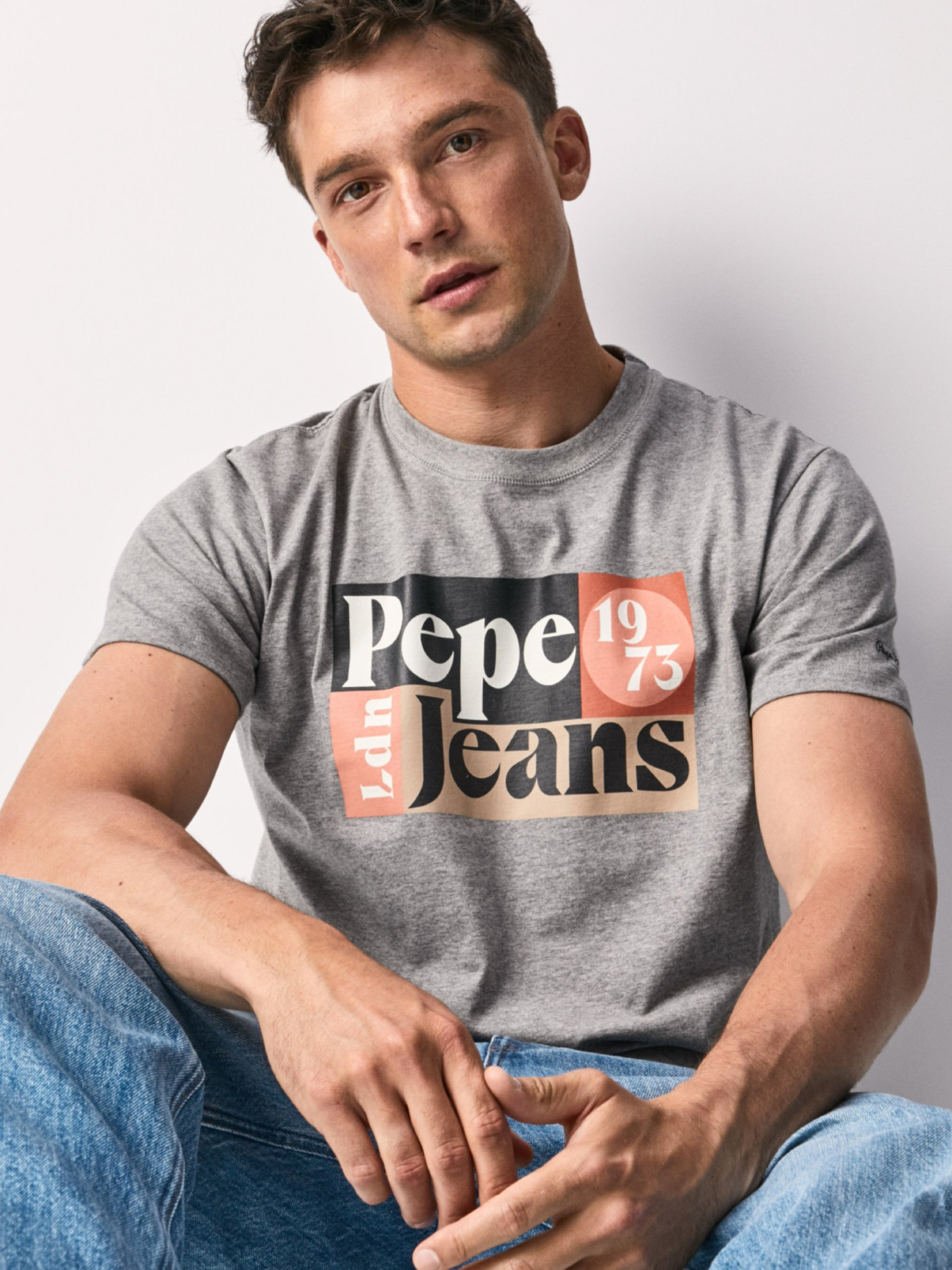 detail Pepe Jeans pánske šedé tričko Wells
