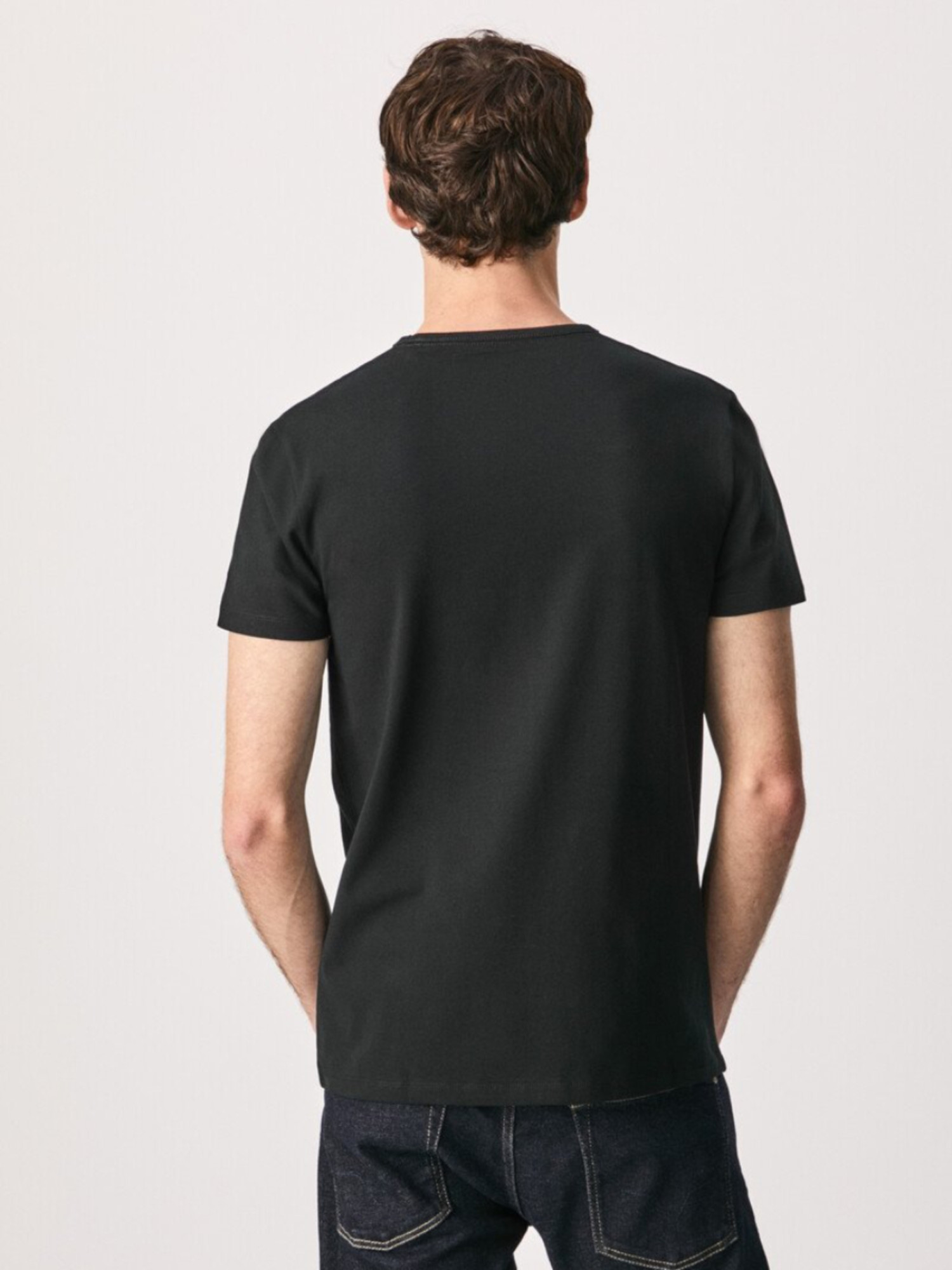 detail Pepe Jeans pánske čierne tričko Basic
