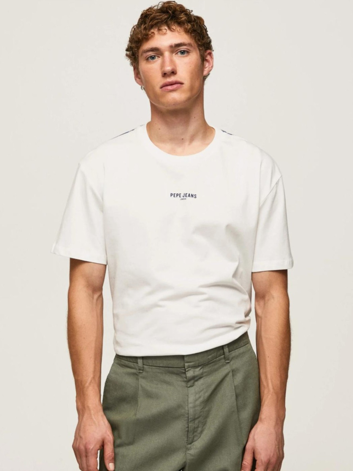 detail Pepe Jeans pánske biele tričko RAEVON