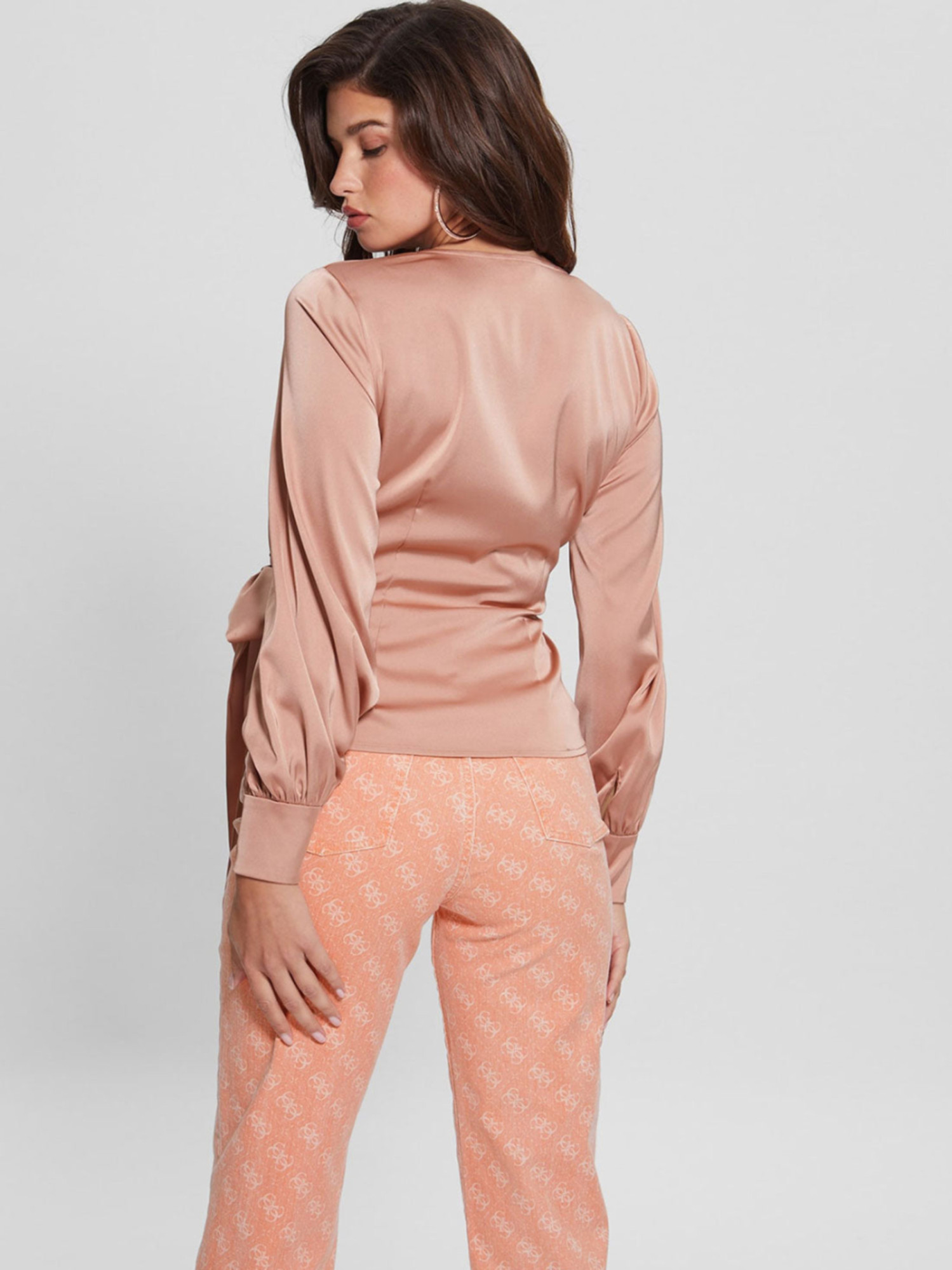 detail Guess dámska ružová košeľa