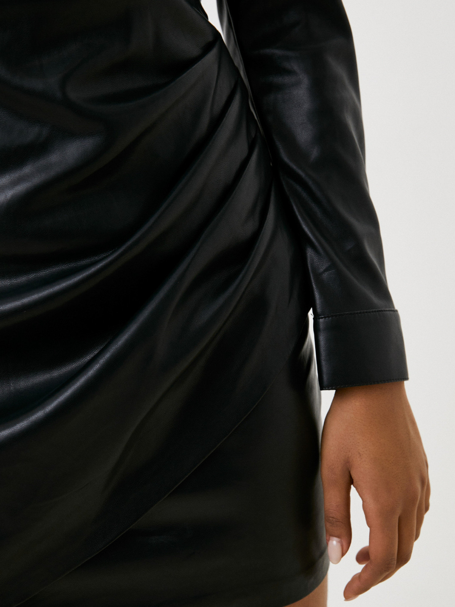 detail Guess dámske čierne koženkové šaty