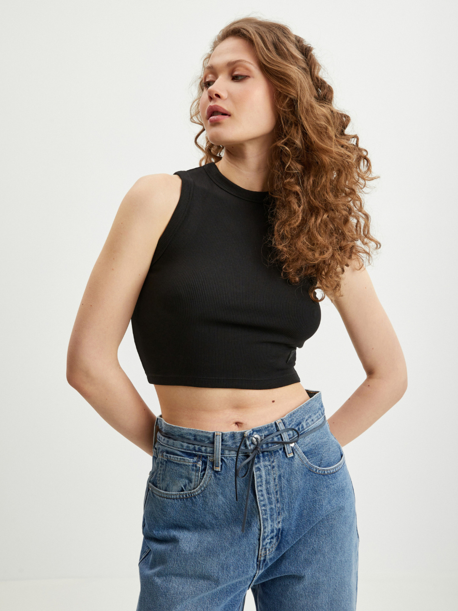 detail Guess dámsky čierny top