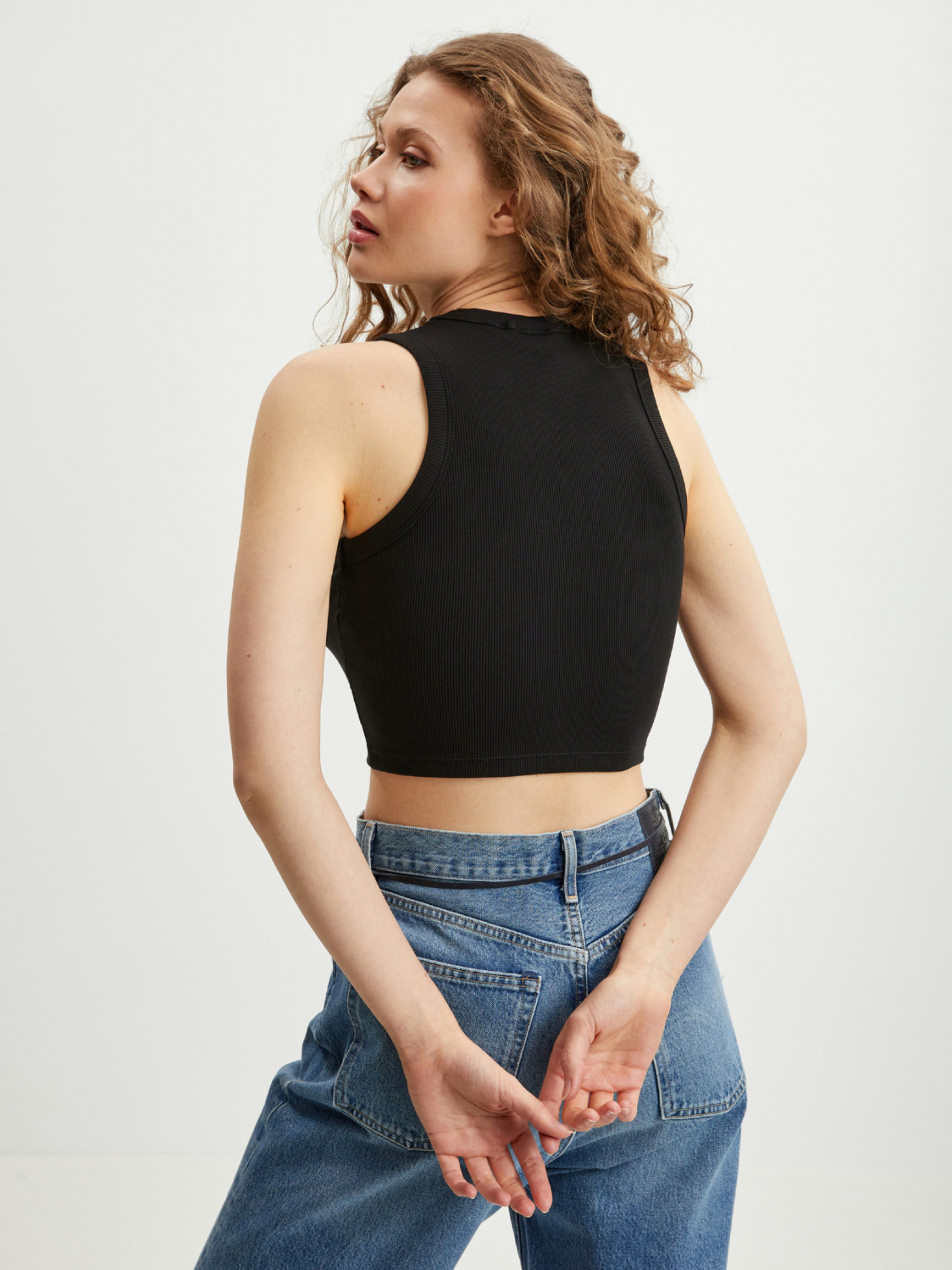 detail Guess dámsky čierny top