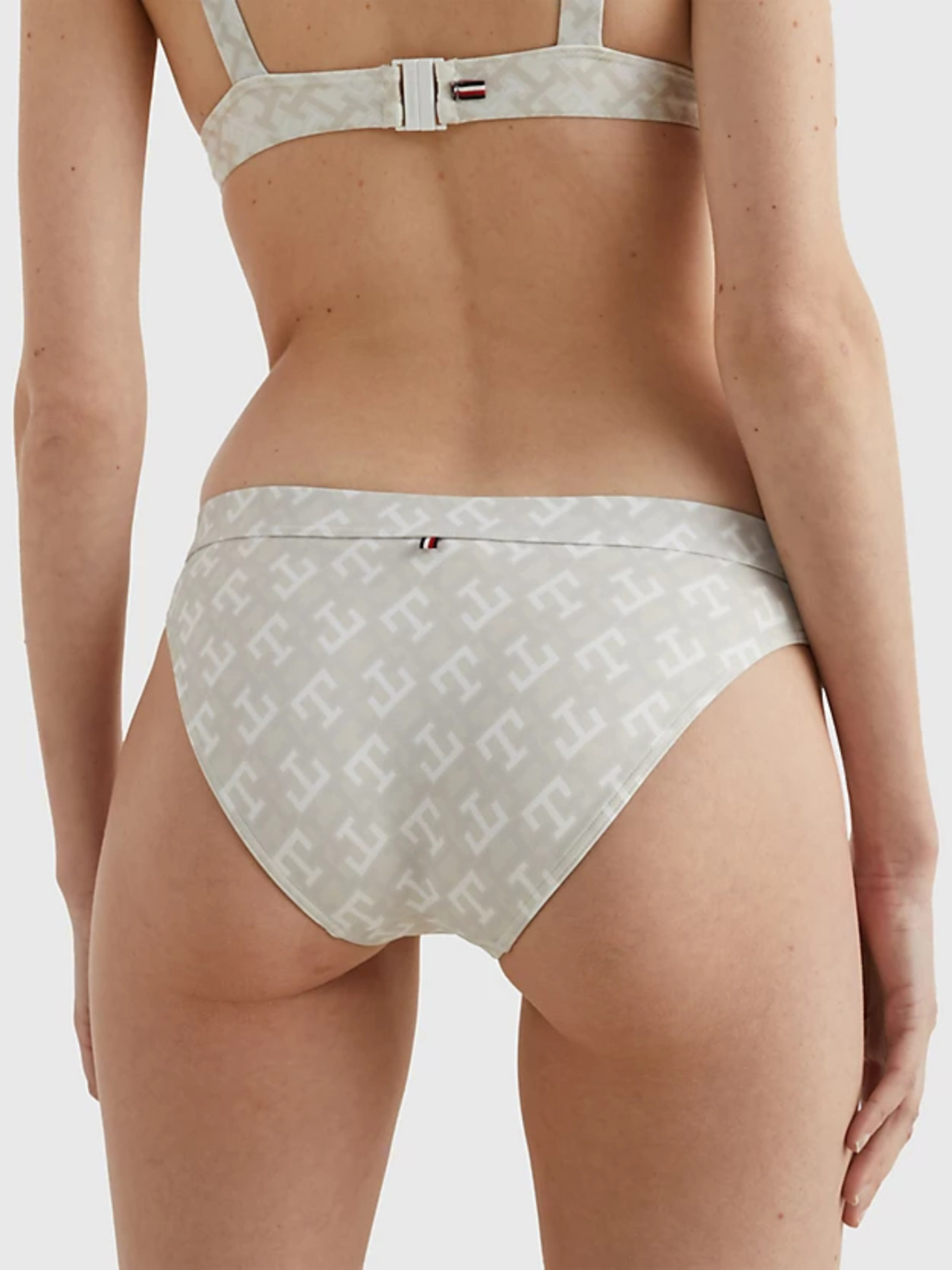 detail Tommy Hilfiger dámske plavkové nohavičky s monogramom