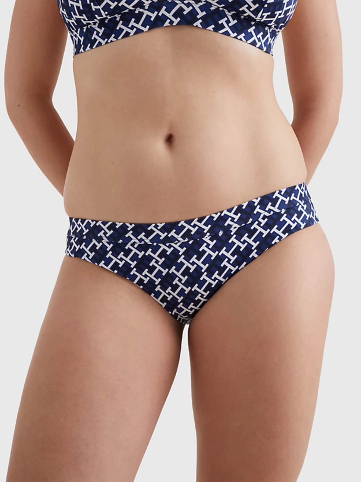 detail Tommy Hilfiger dámske plavkové nohavičky s monogramom