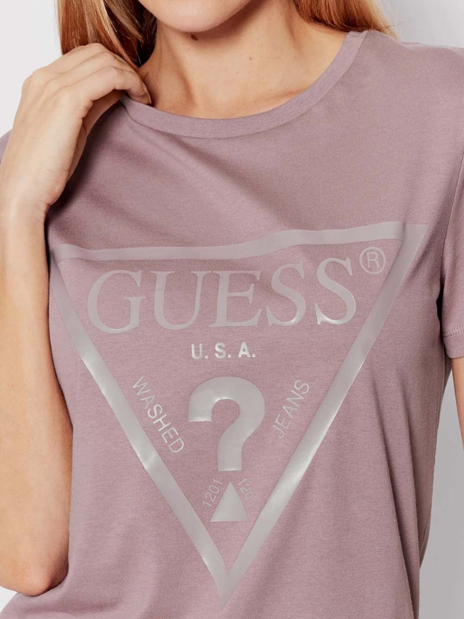 detail Guess dámske fialové tričko