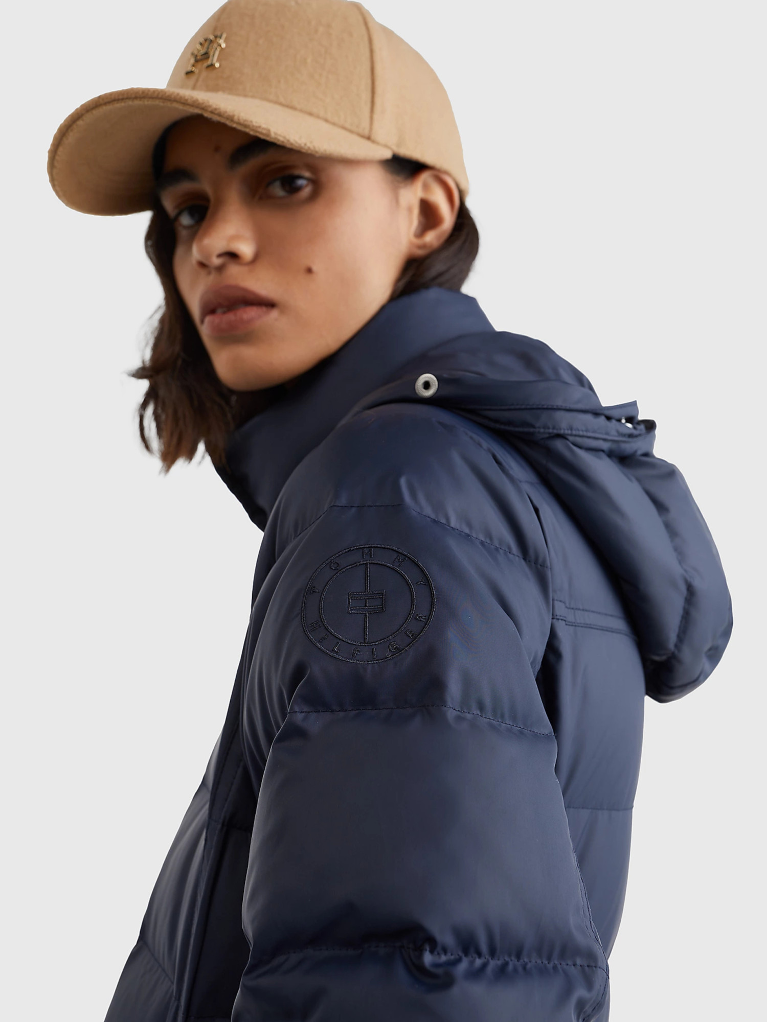 detail Tommy Hilfiger dámsky tmavomodrý kabát TYRA