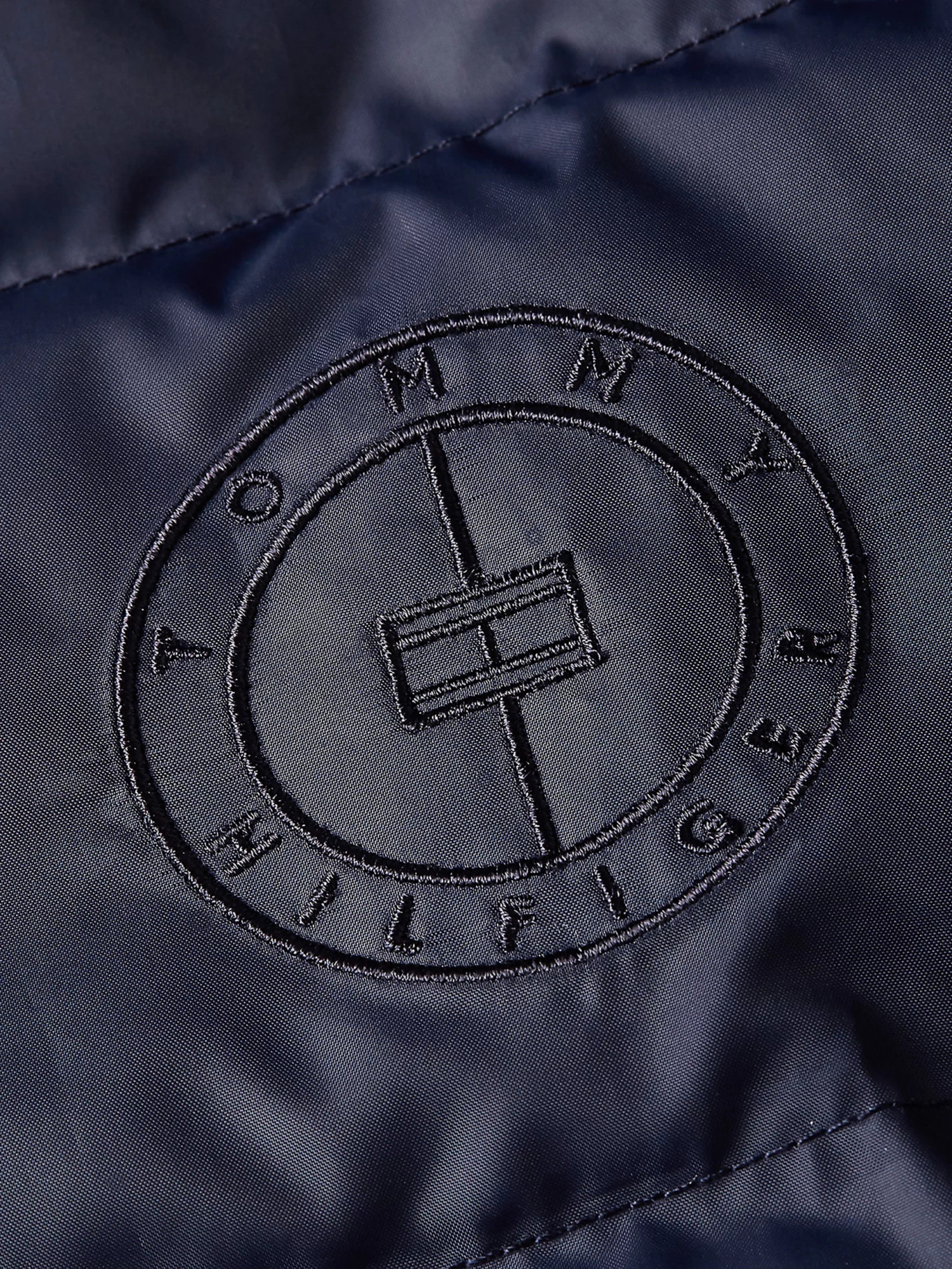 detail Tommy Hilfiger dámsky tmavomodrý kabát TYRA