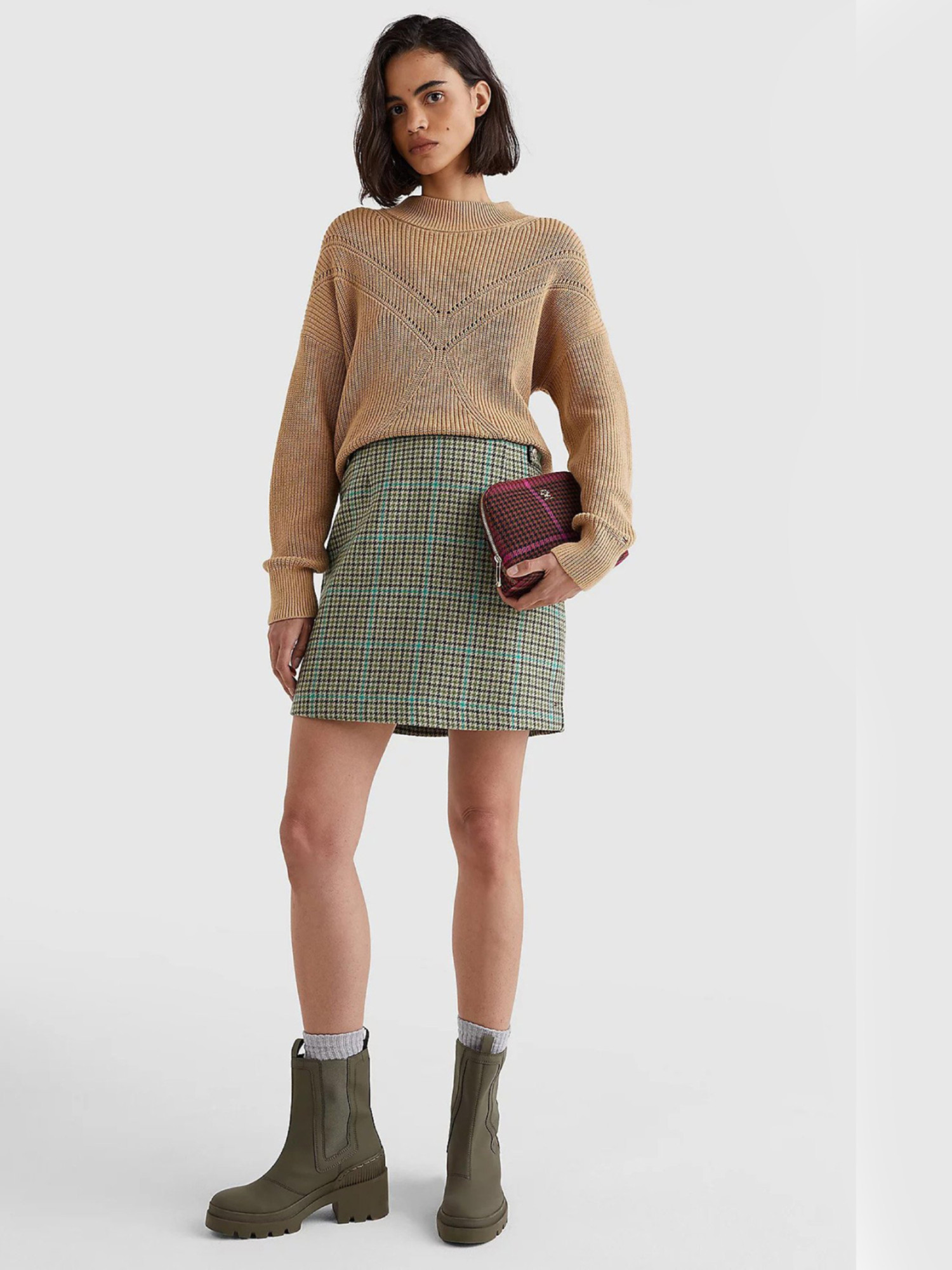 detail Tommy Hilfiger dámsky hnedý sveter