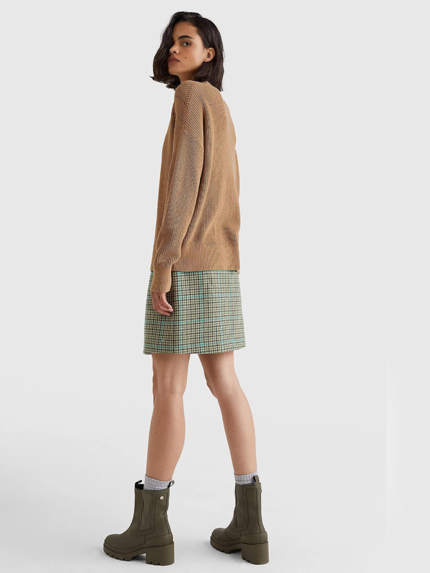 detail Tommy Hilfiger dámsky hnedý sveter