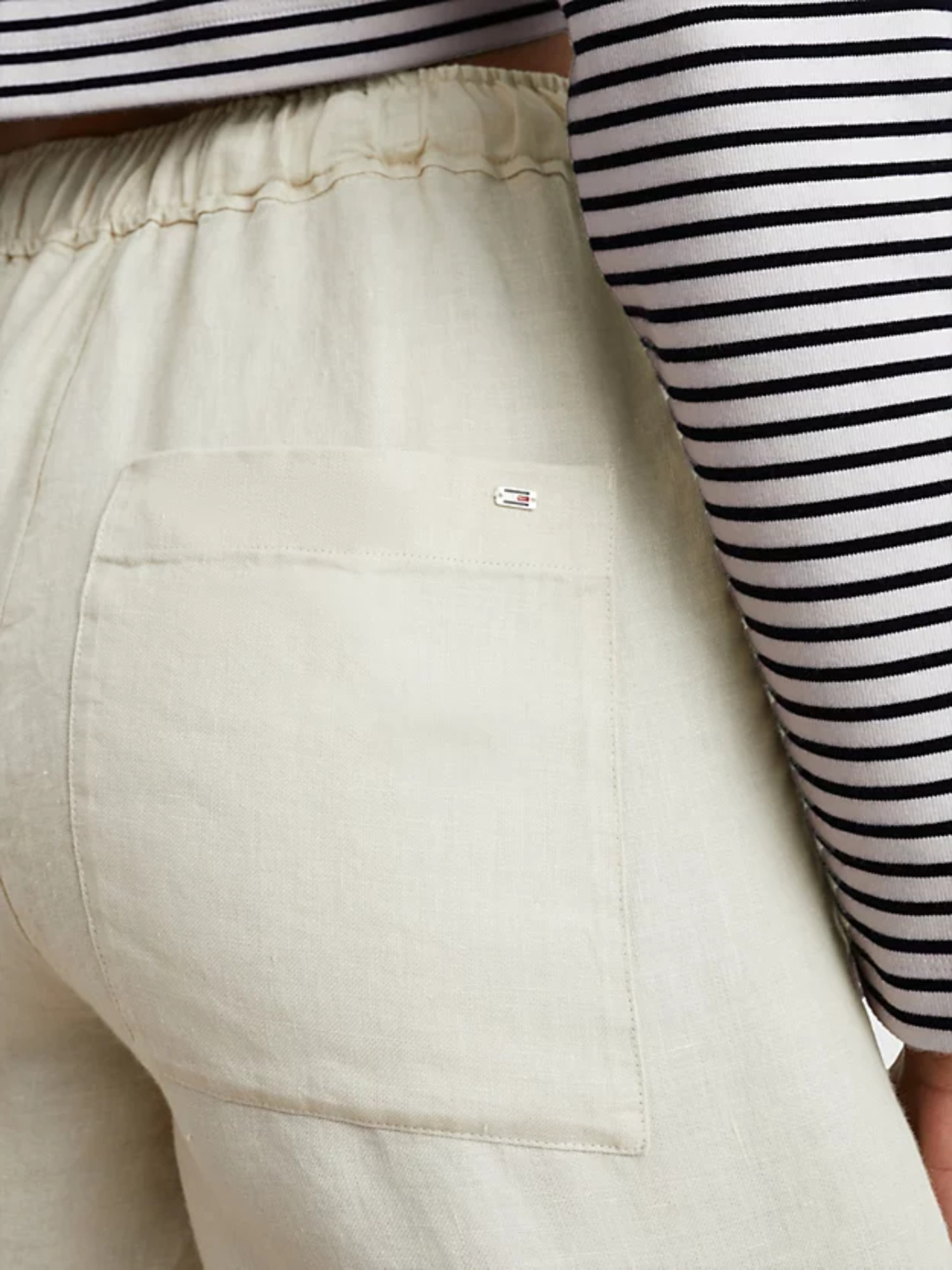 detail Tommy Hilfiger dámske béžové ľanové kraťasy