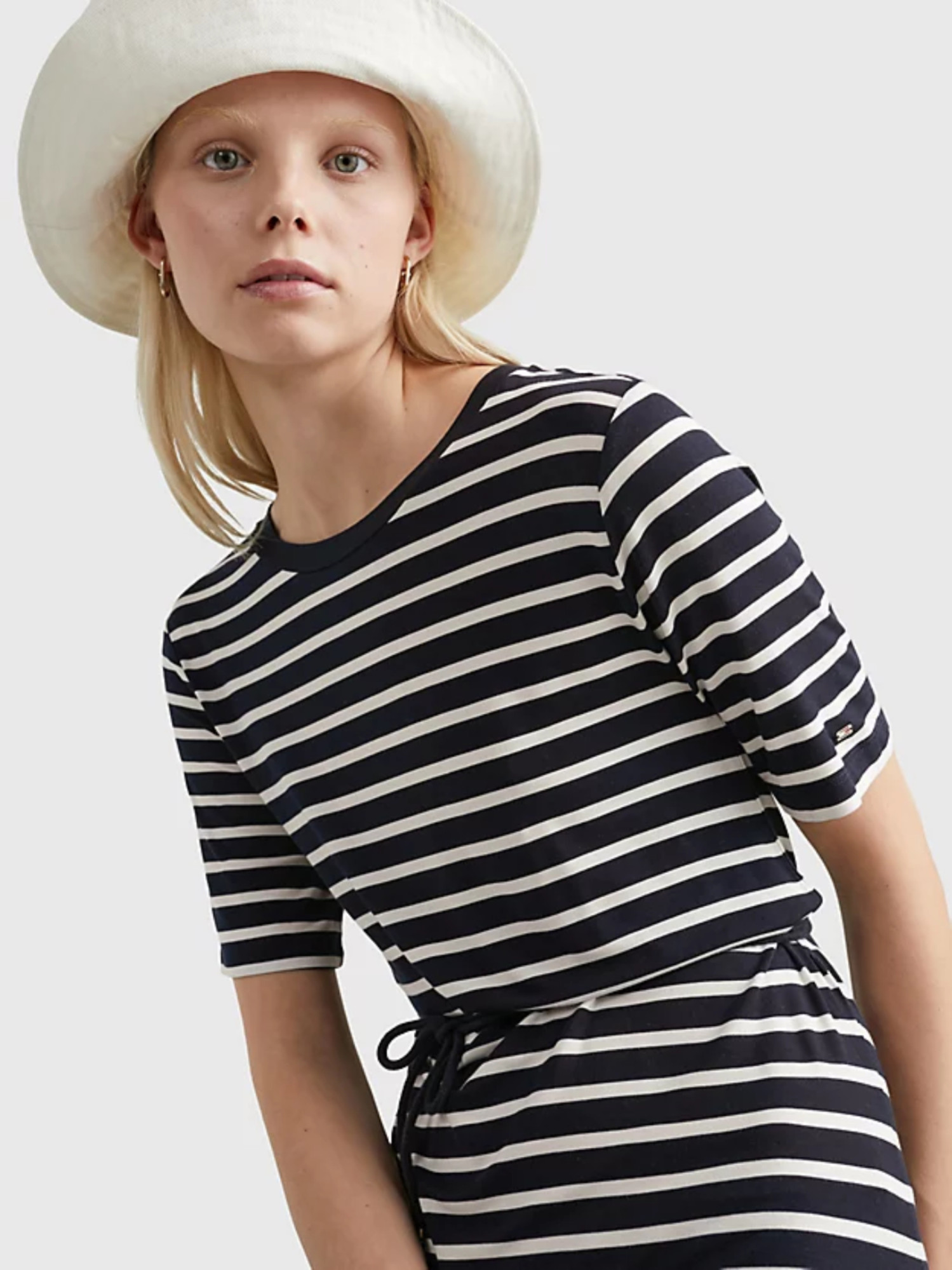 detail Tommy Hilfiger dámske pruhované šaty
