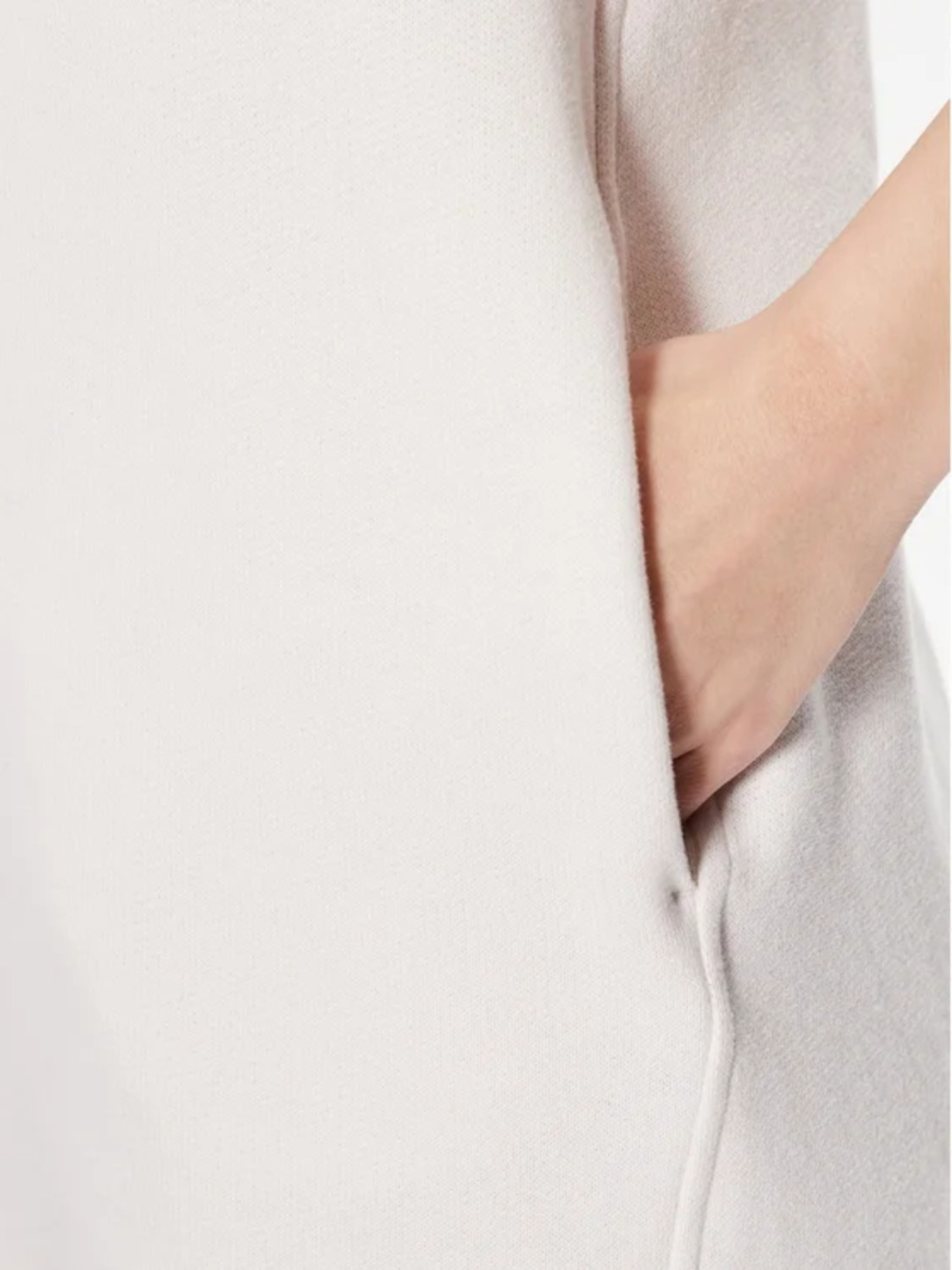 detail Tommy Hilfiger dámske krémové mikinové šaty