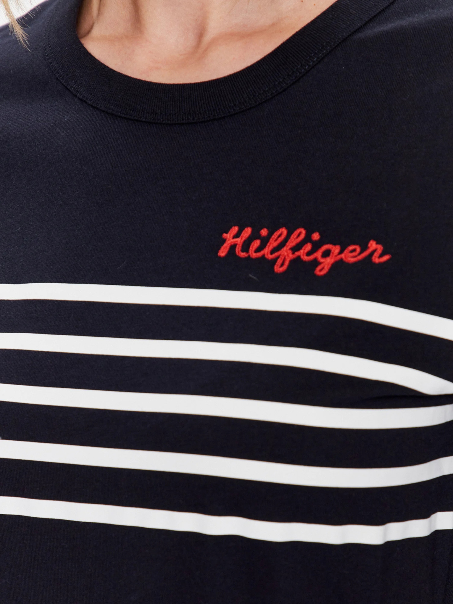 detail Tommy Hilfiger dámske tmavomodré šaty