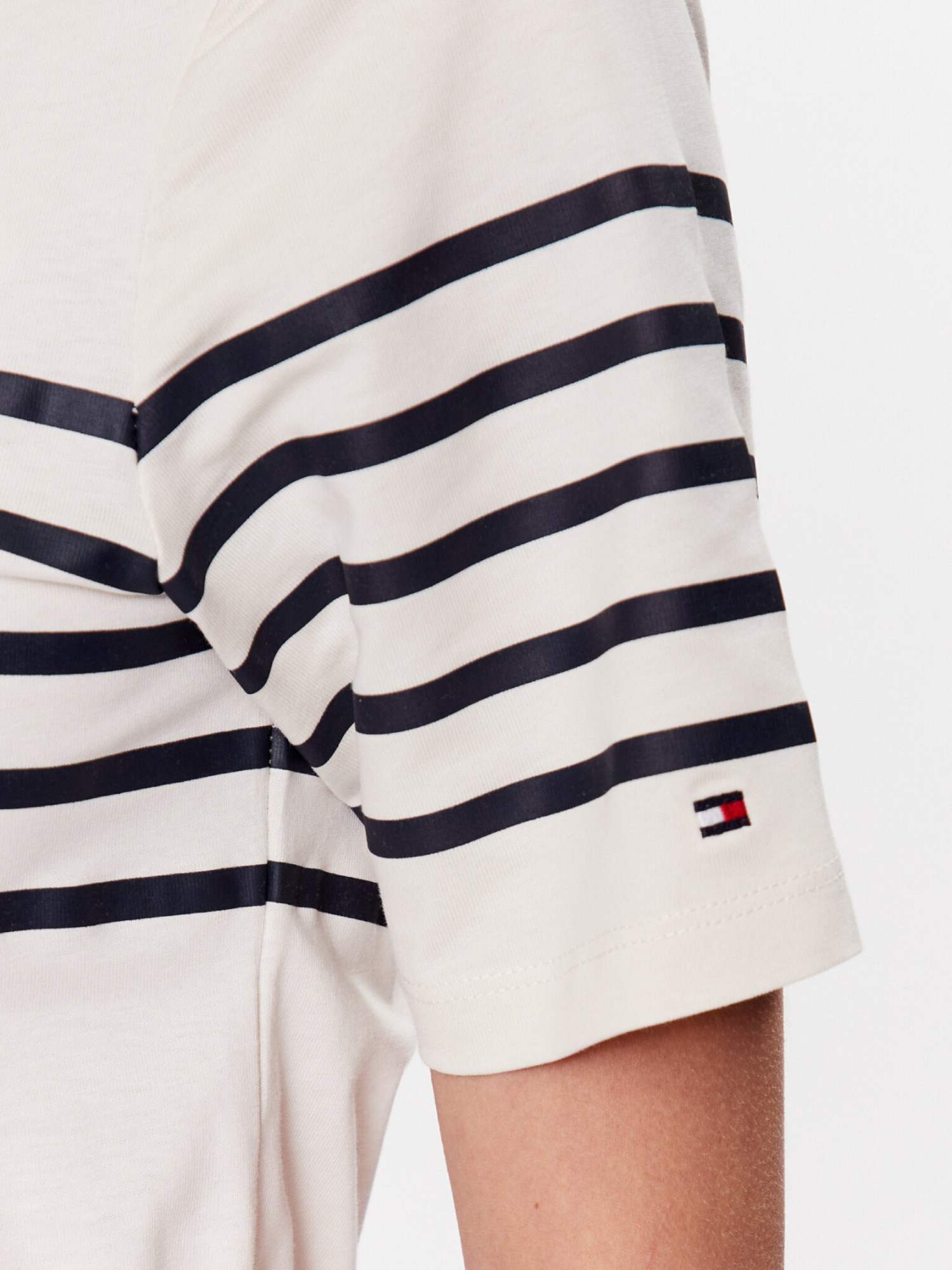 detail Tommy Hilfiger dámske krémové šaty