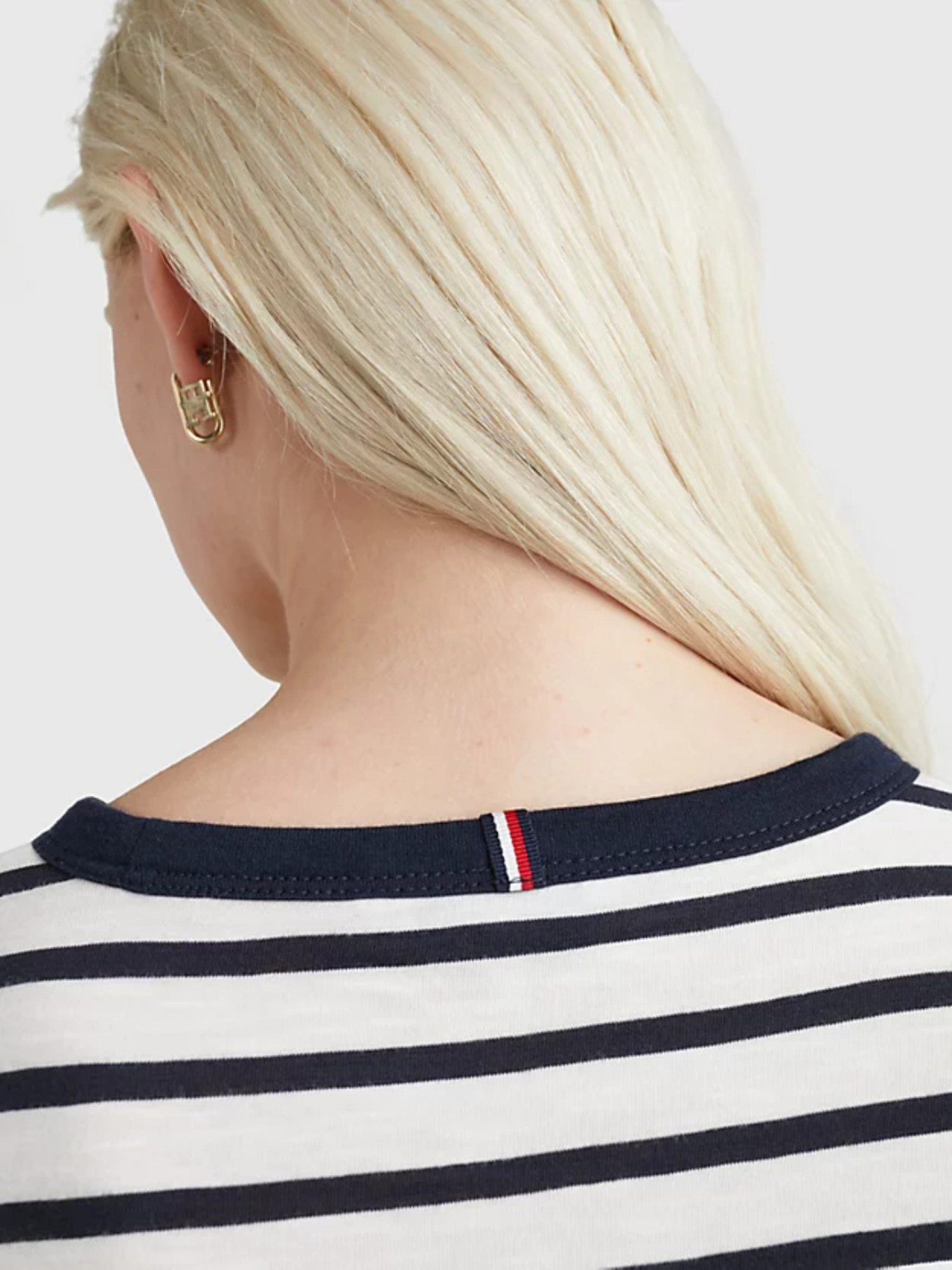 detail Tommy Hilfiger dámske pruhované tričko