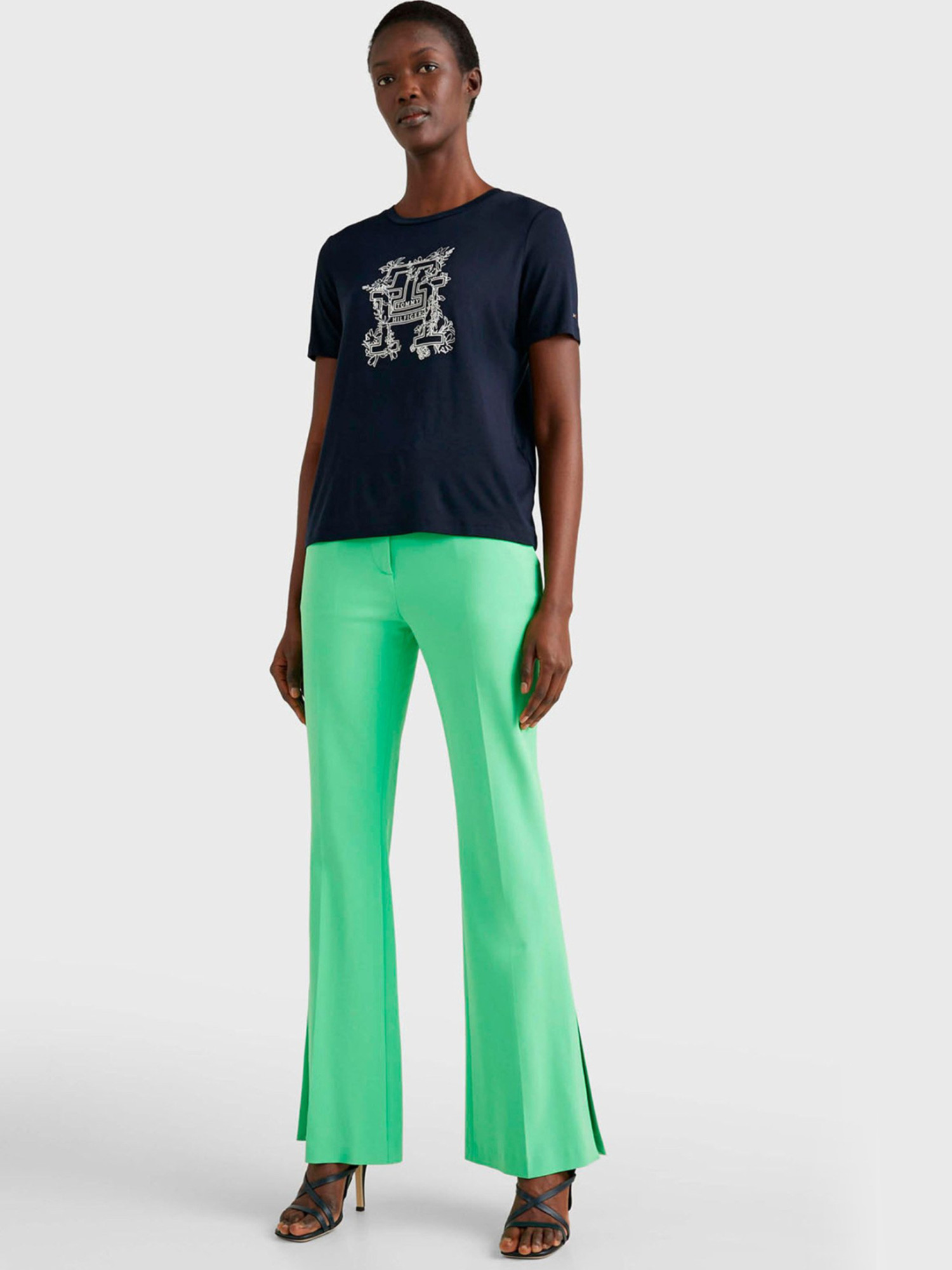 detail Tommy Hilfiger dámske tmavomodré tričko