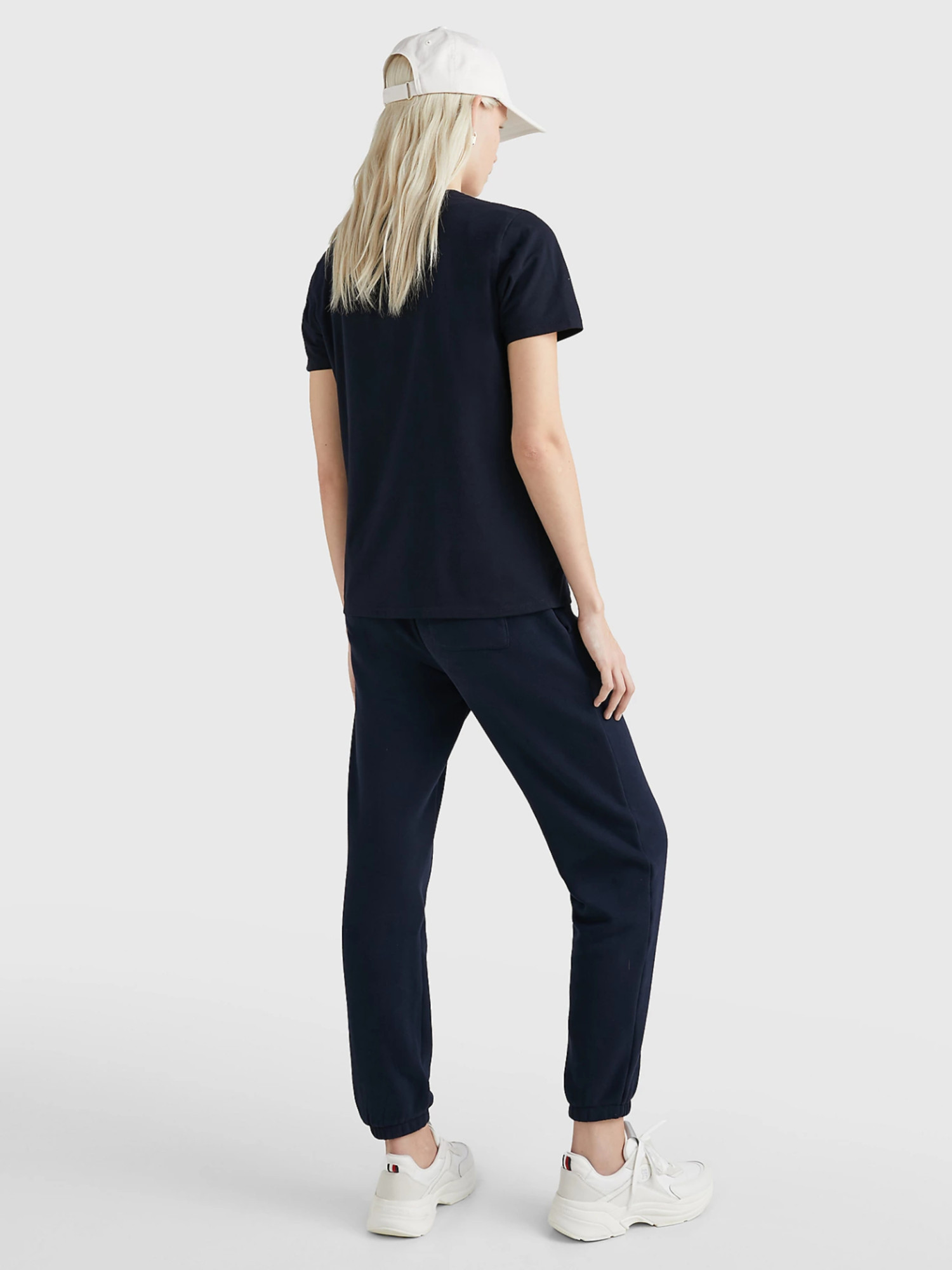 detail Tommy Hilfiger dámske tmavomodré tričko