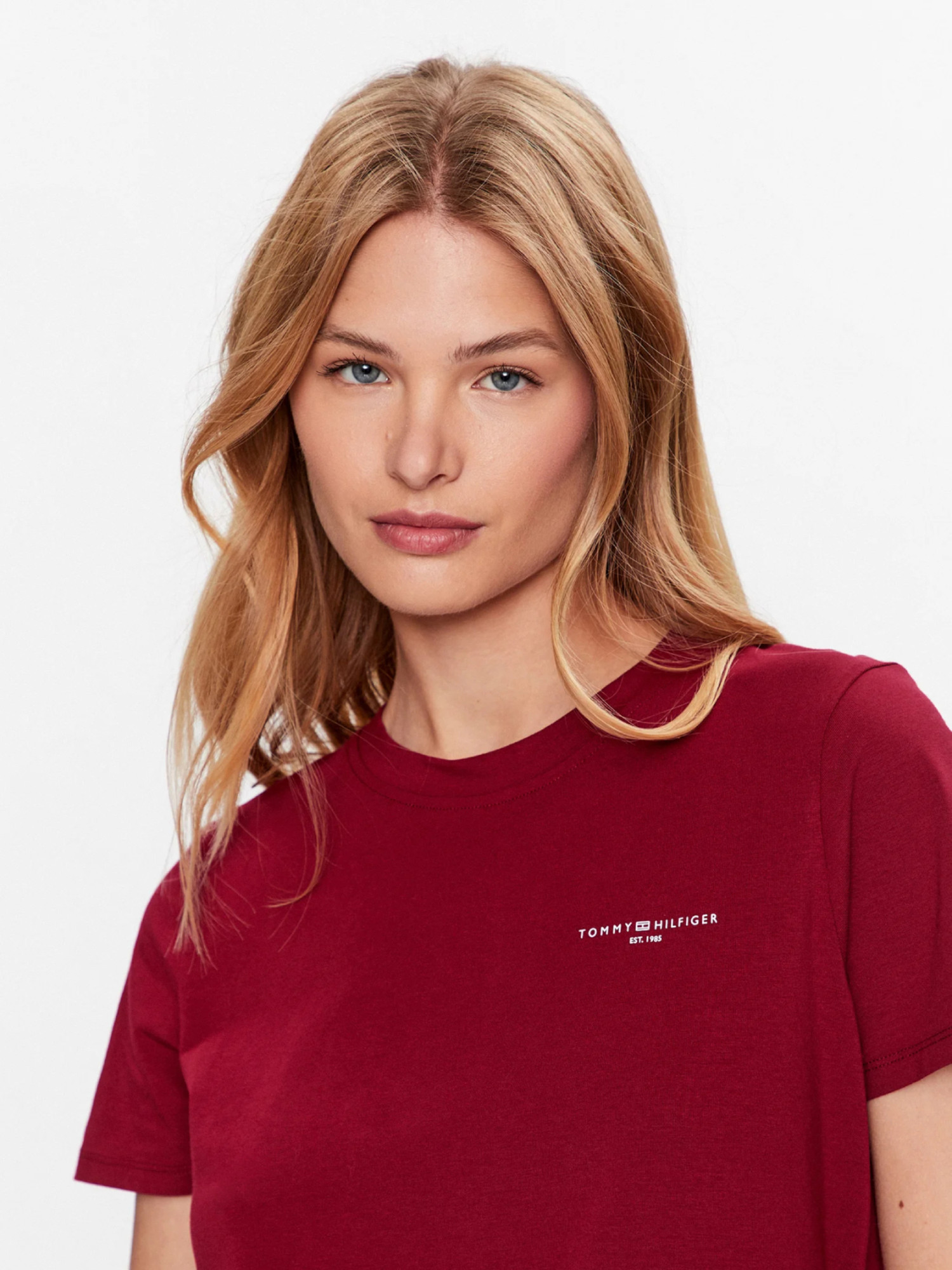 detail Tommy Hilfiger dámské vínové tričko