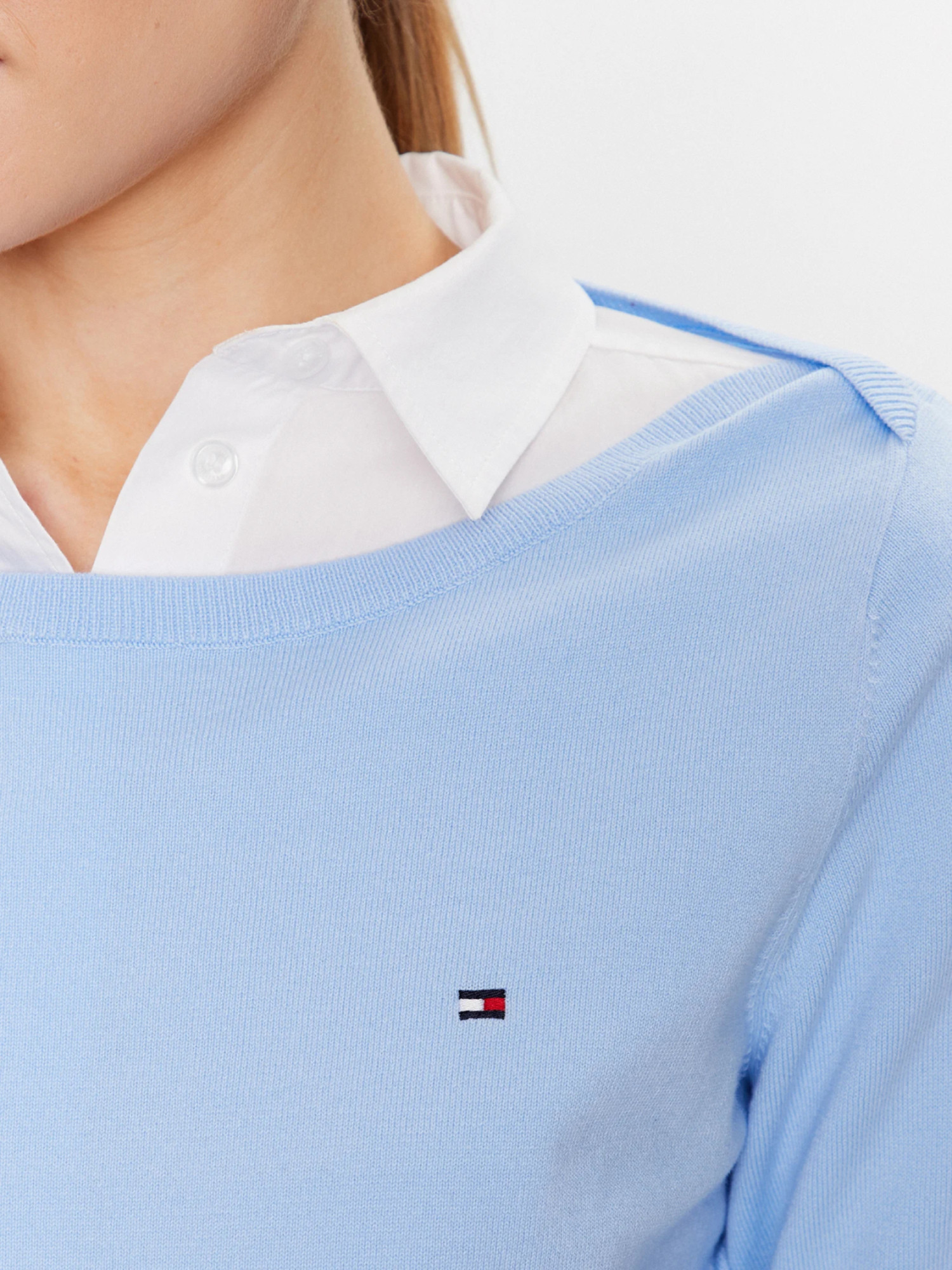 detail Tommy Hilfiger dámsky svetlo modrý sveter
