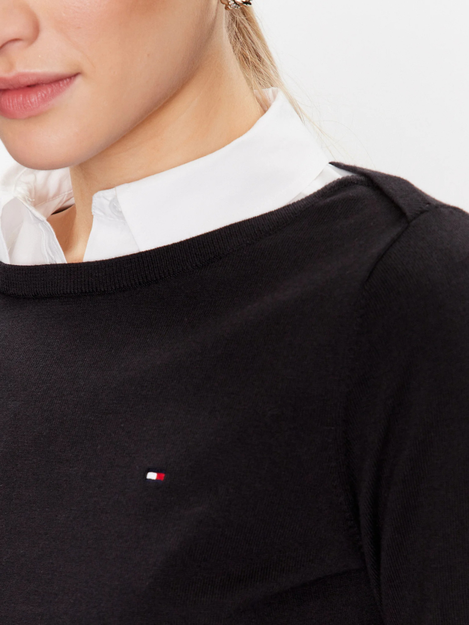 detail Tommy Hilfiger dámsky čierny sveter