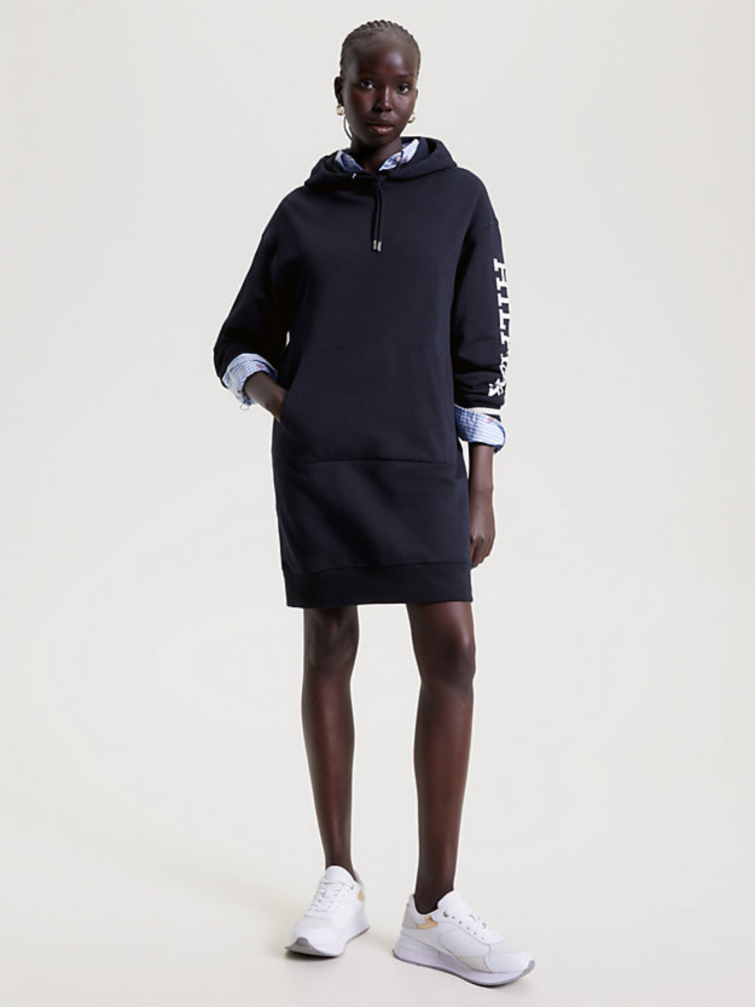 detail Tommy Hilfiger dámske tmavo modré mikinové šaty