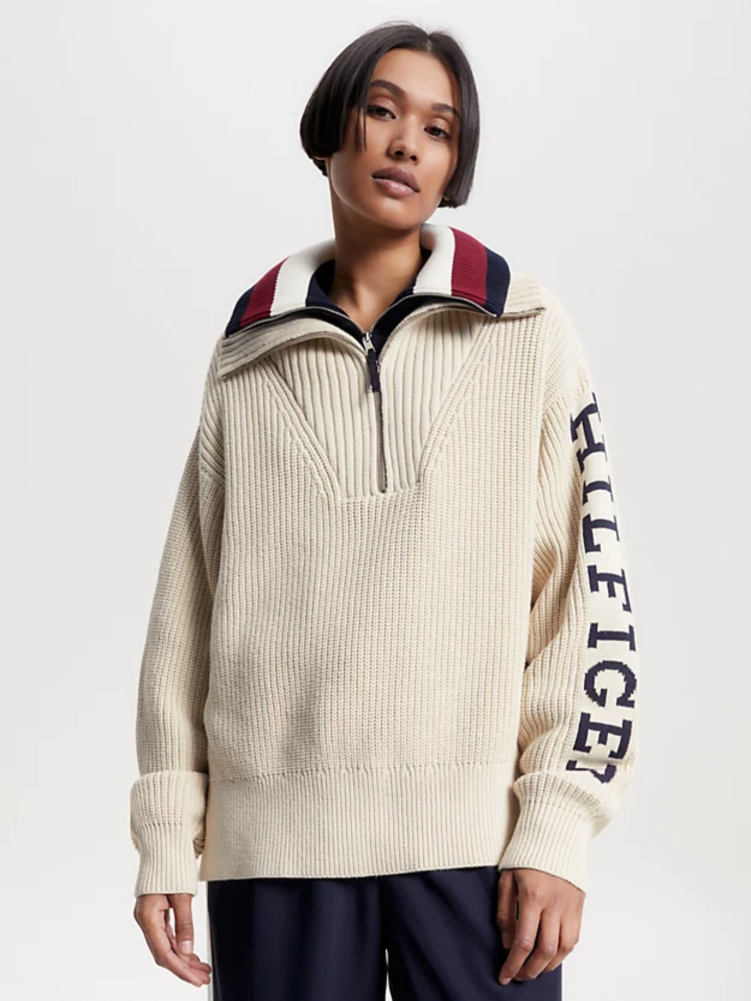detail Tommy Hilfiger dámský béžový svetr