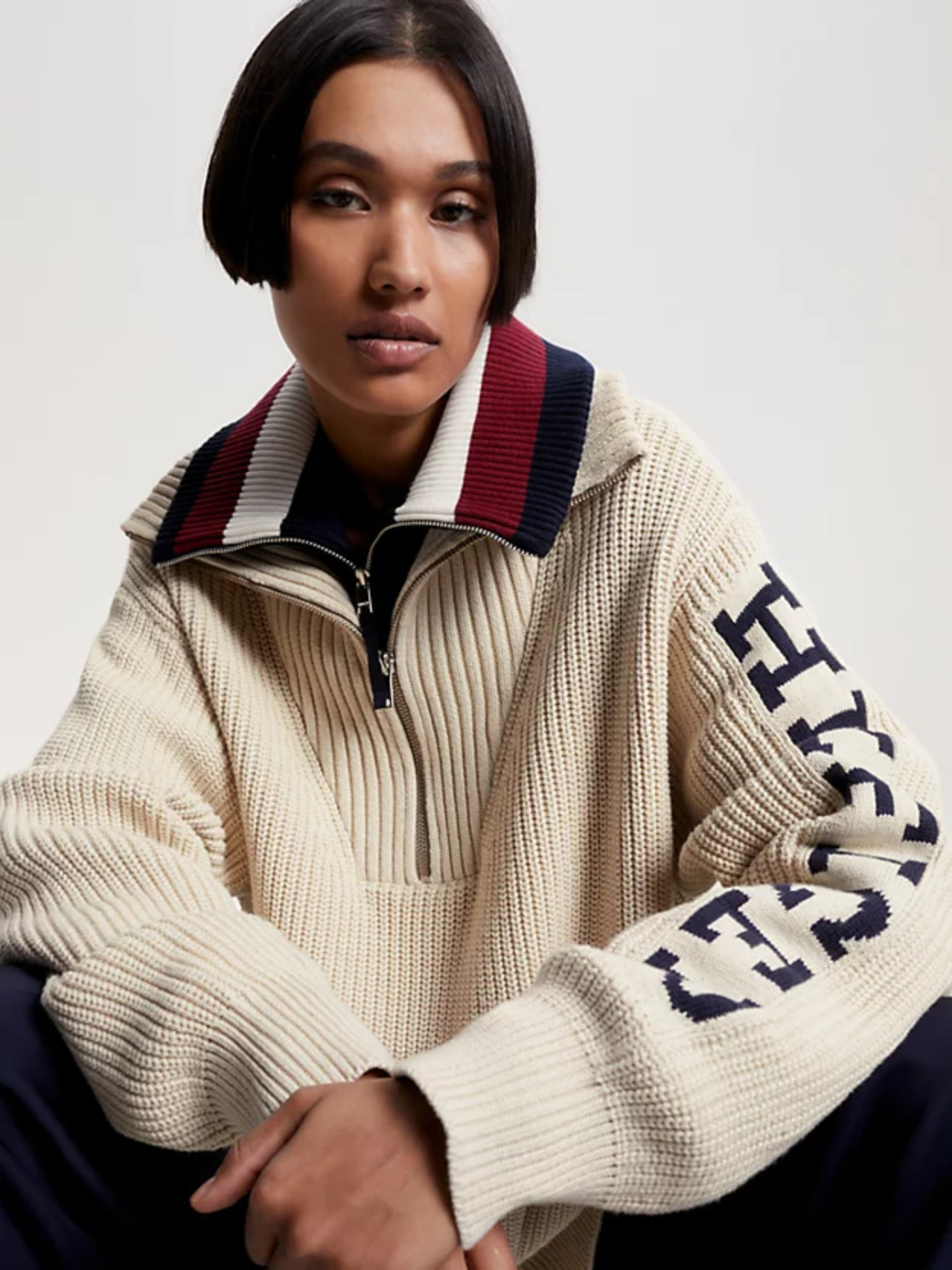 detail Tommy Hilfiger dámský béžový svetr