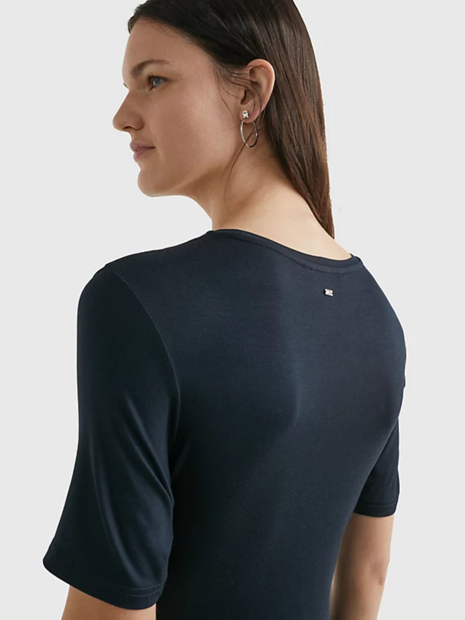 detail Tommy Hilfiger dámske tmavomodré šaty
