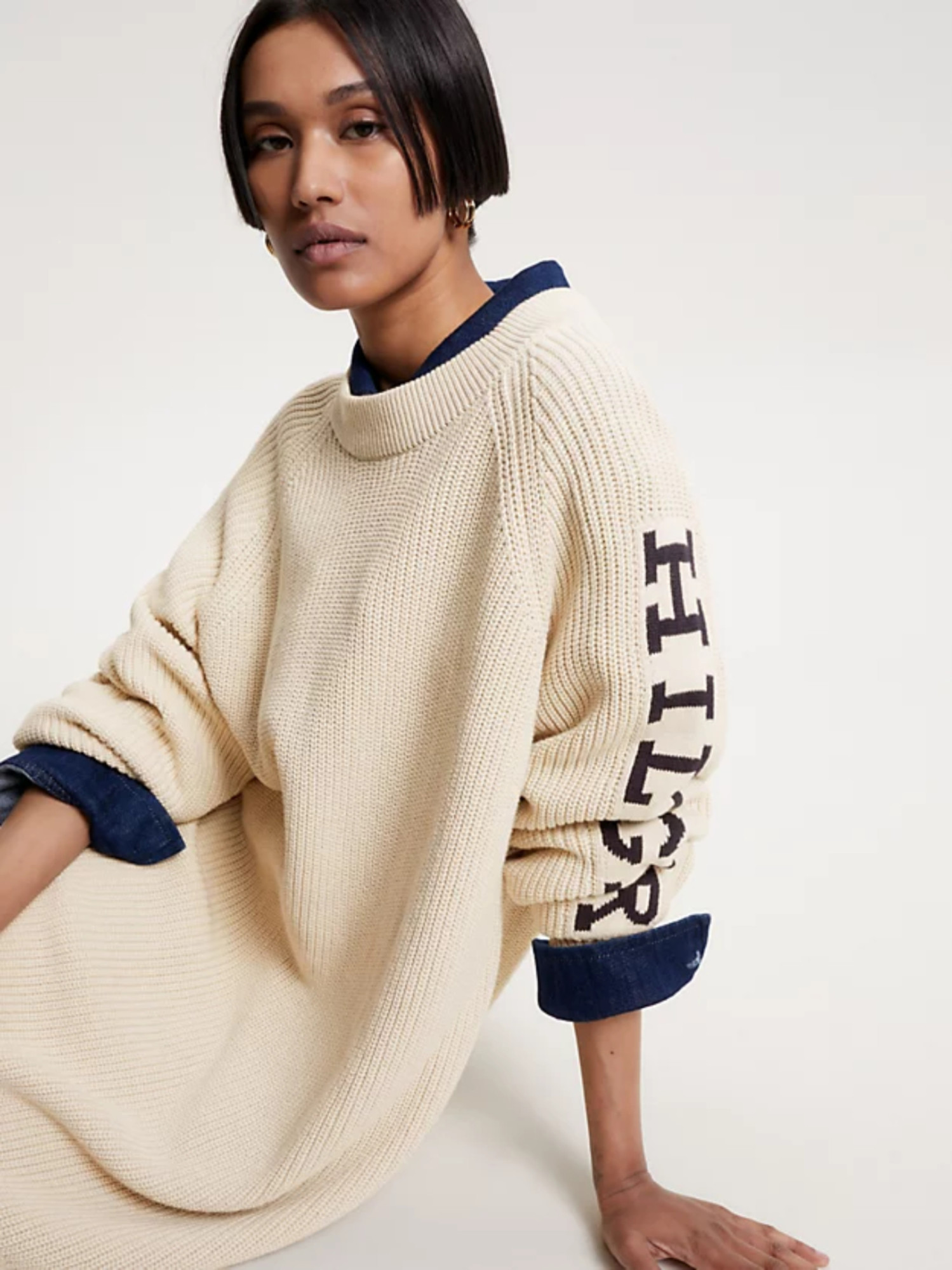detail Tommy Hilfiger dámské béžové pletené šaty